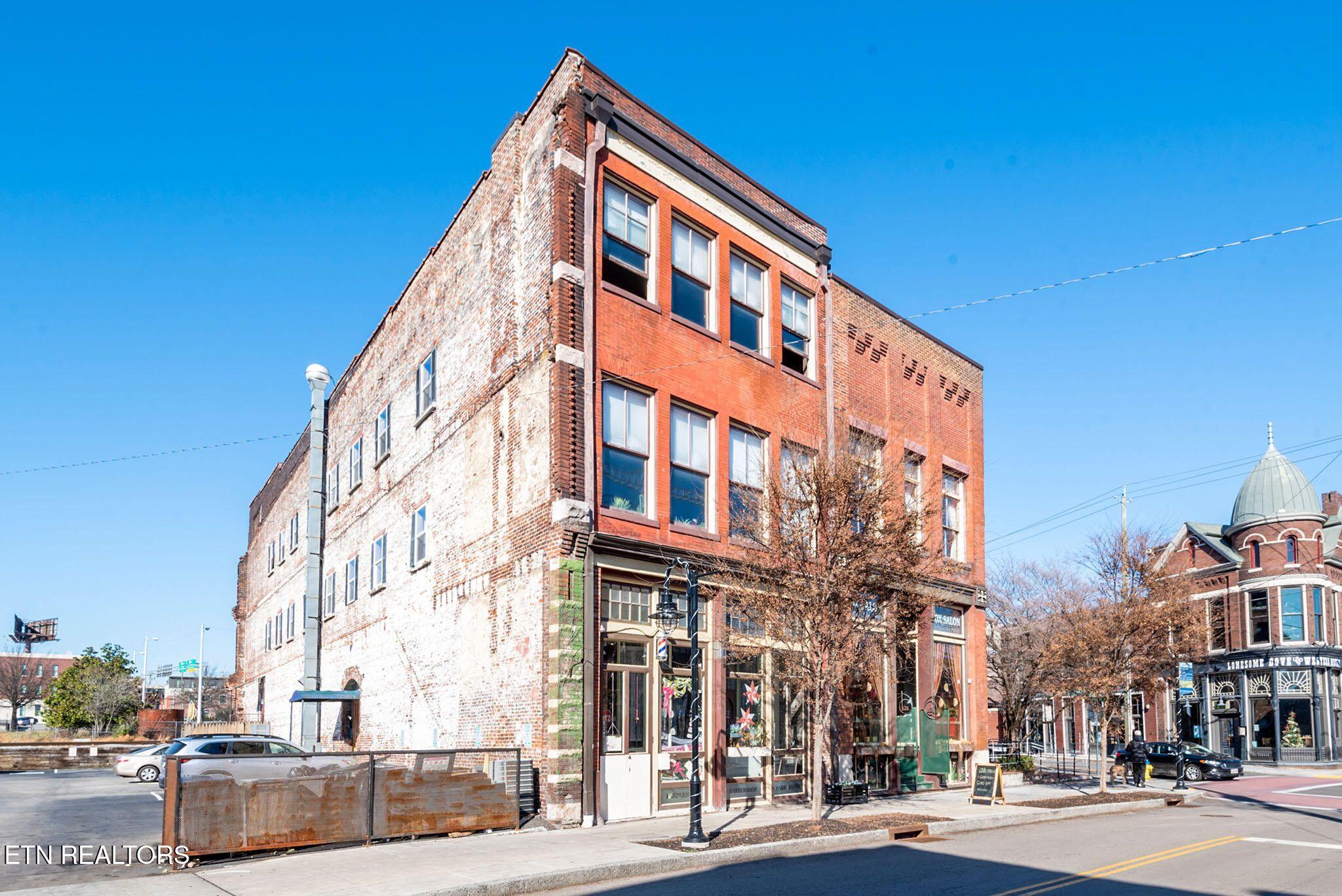 105 W Jackson Ave, 1