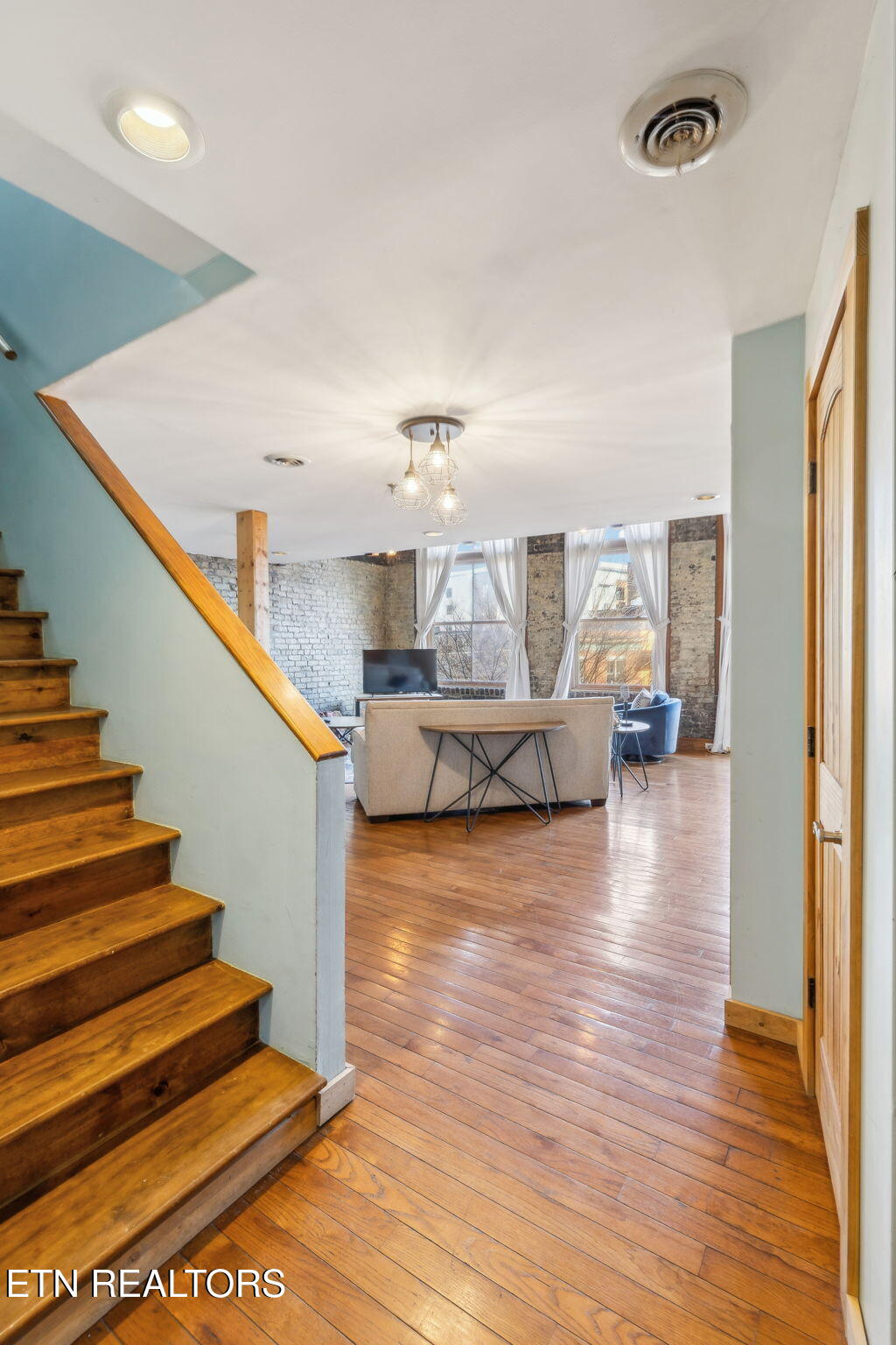 105 W Jackson Ave, 1