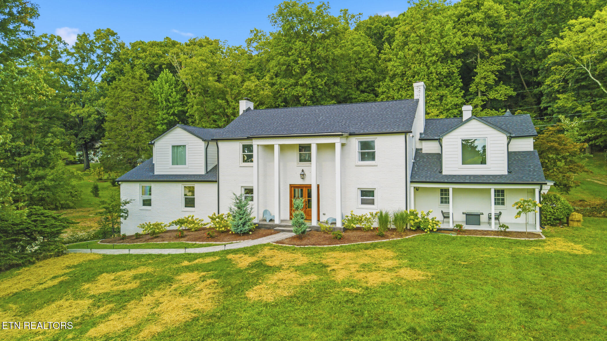 2704 Lakewood Lane