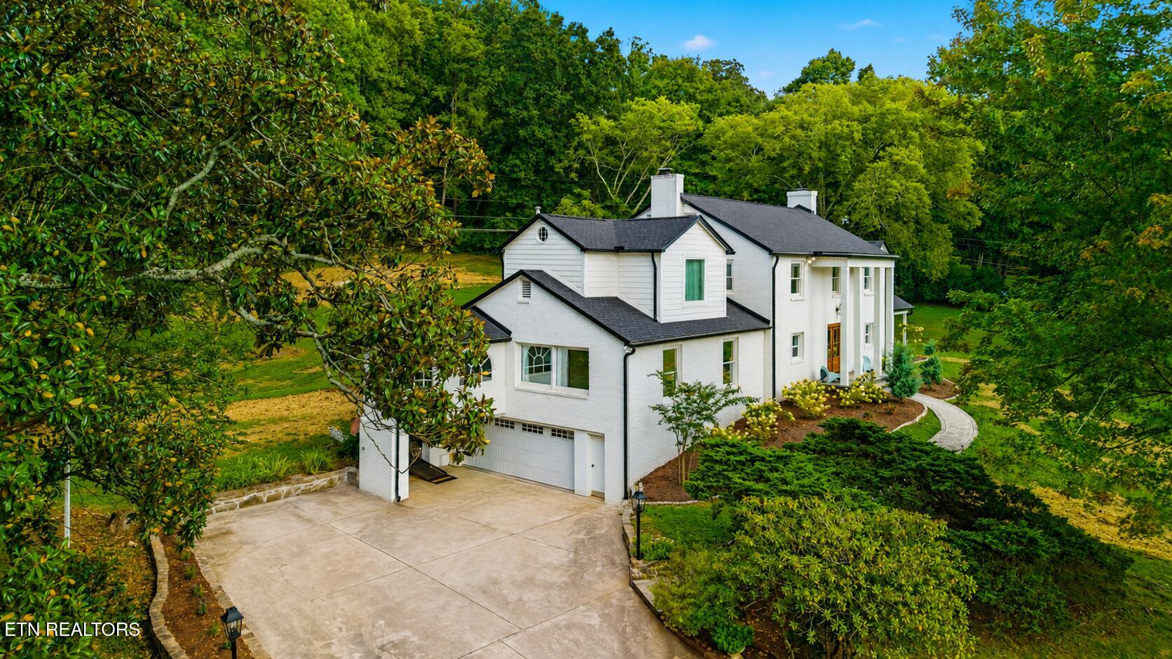 2704 Lakewood Lane