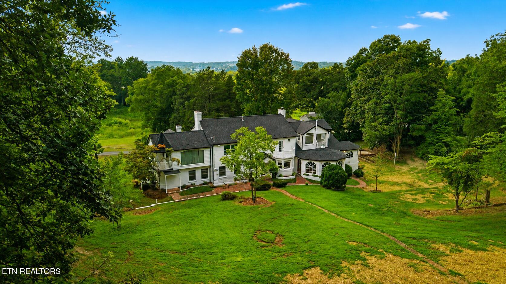 2704 Lakewood Lane