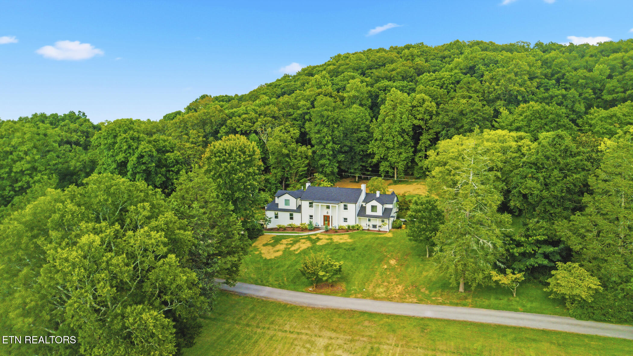 2704 Lakewood Lane