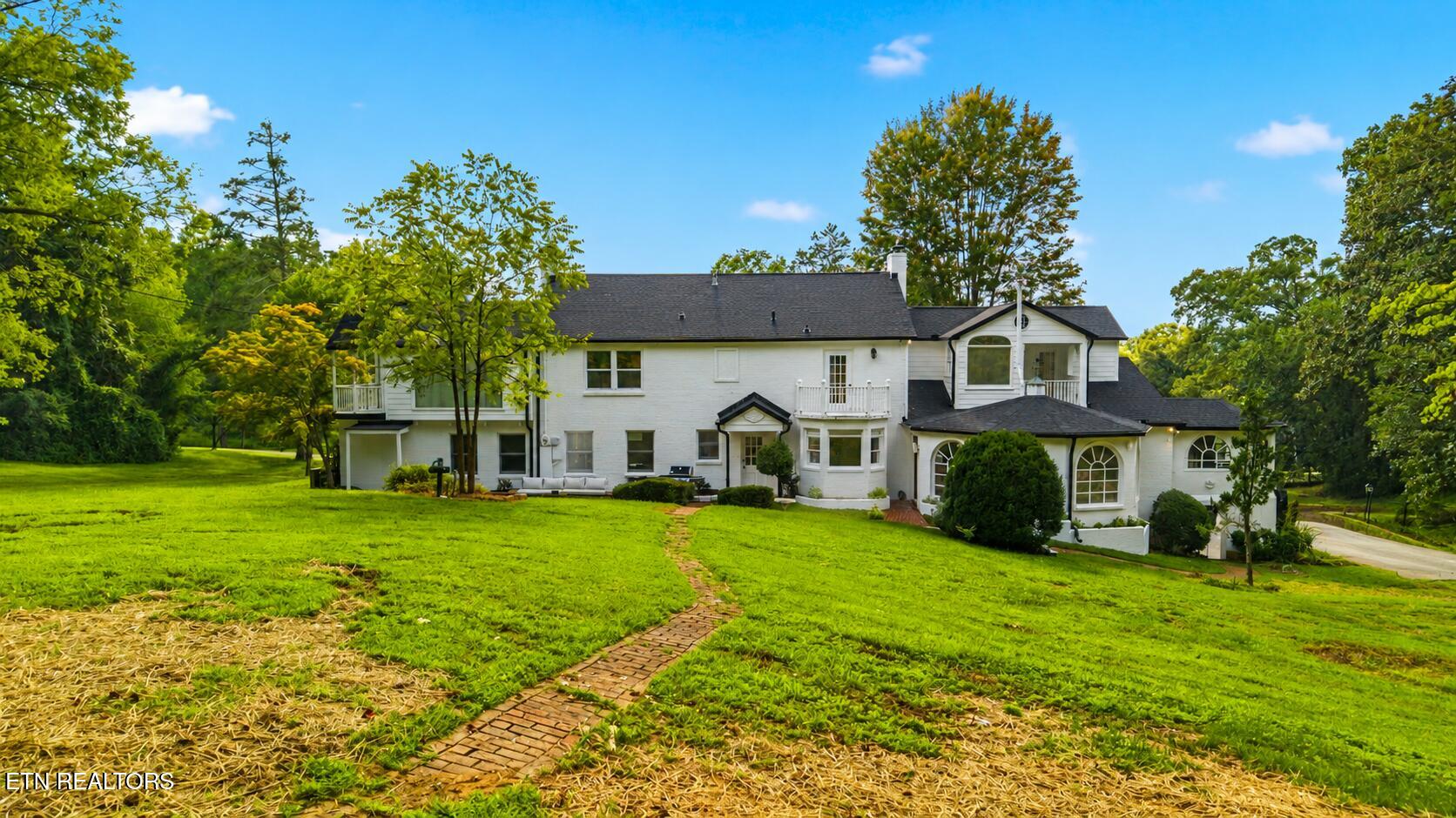 2704 Lakewood Lane