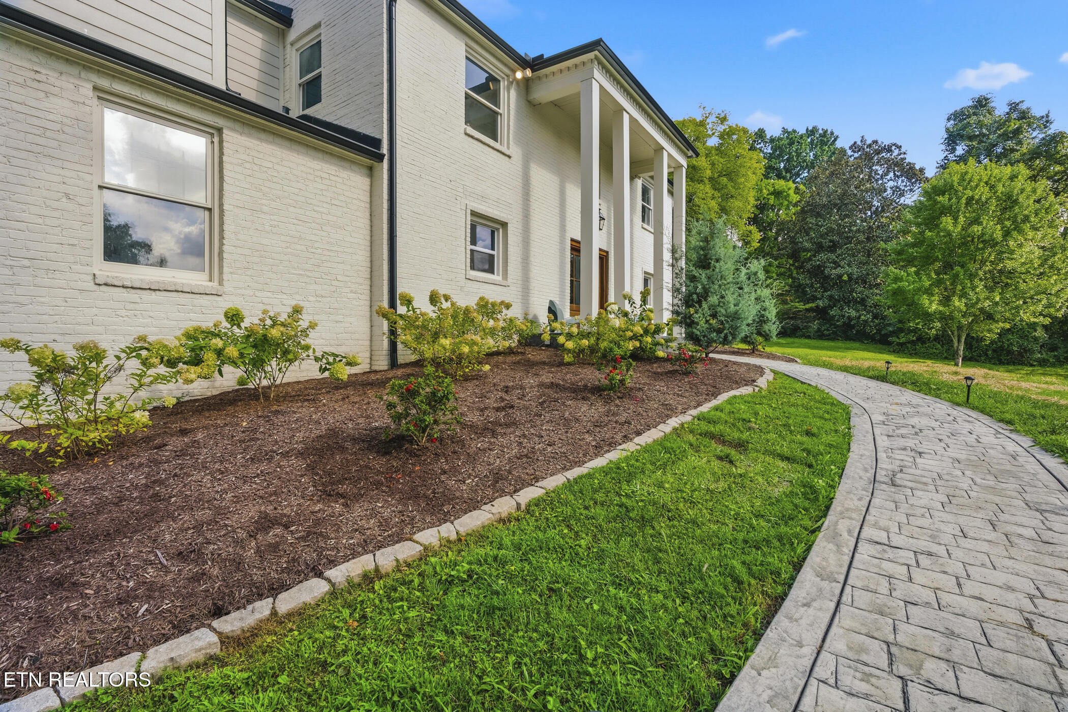 2704 Lakewood Lane