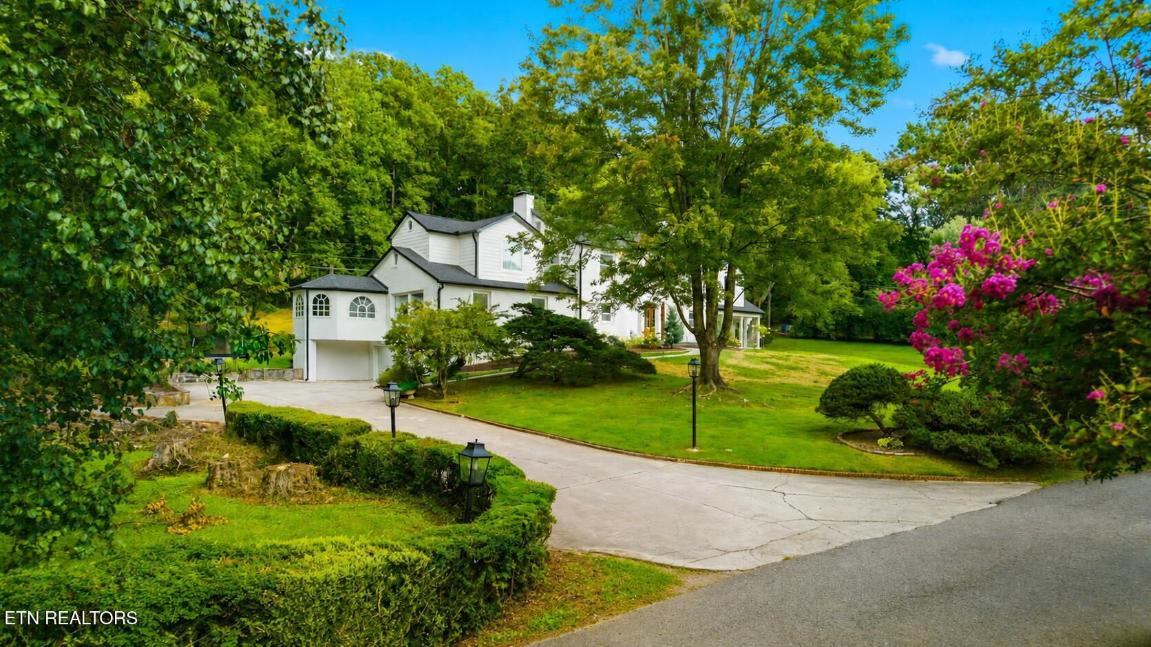 2704 Lakewood Lane