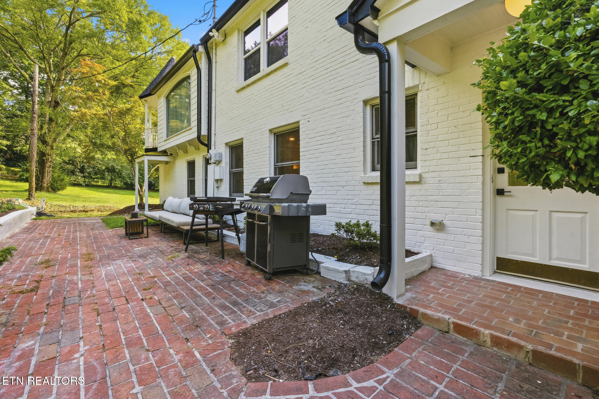 2704 Lakewood Lane