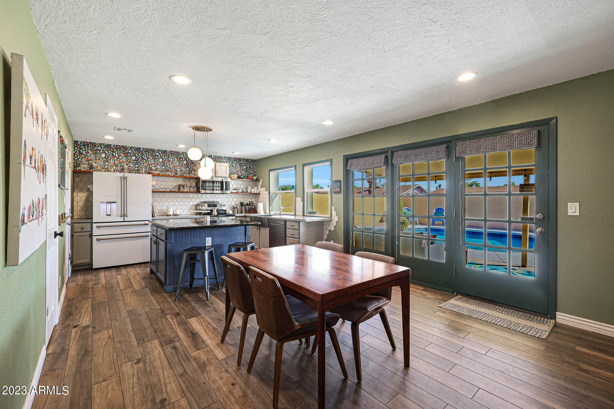 3327 W WILLOW Avenue