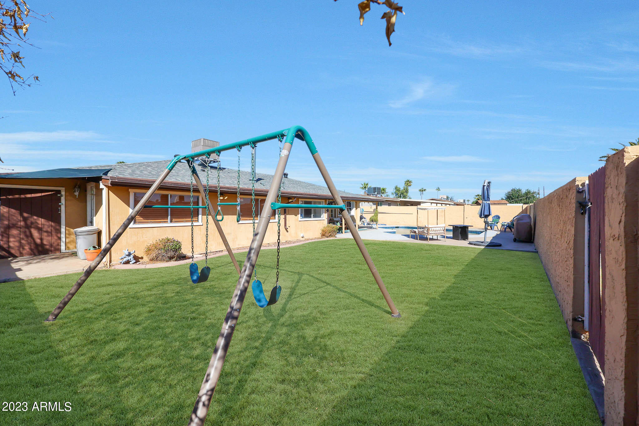 3327 W WILLOW Avenue