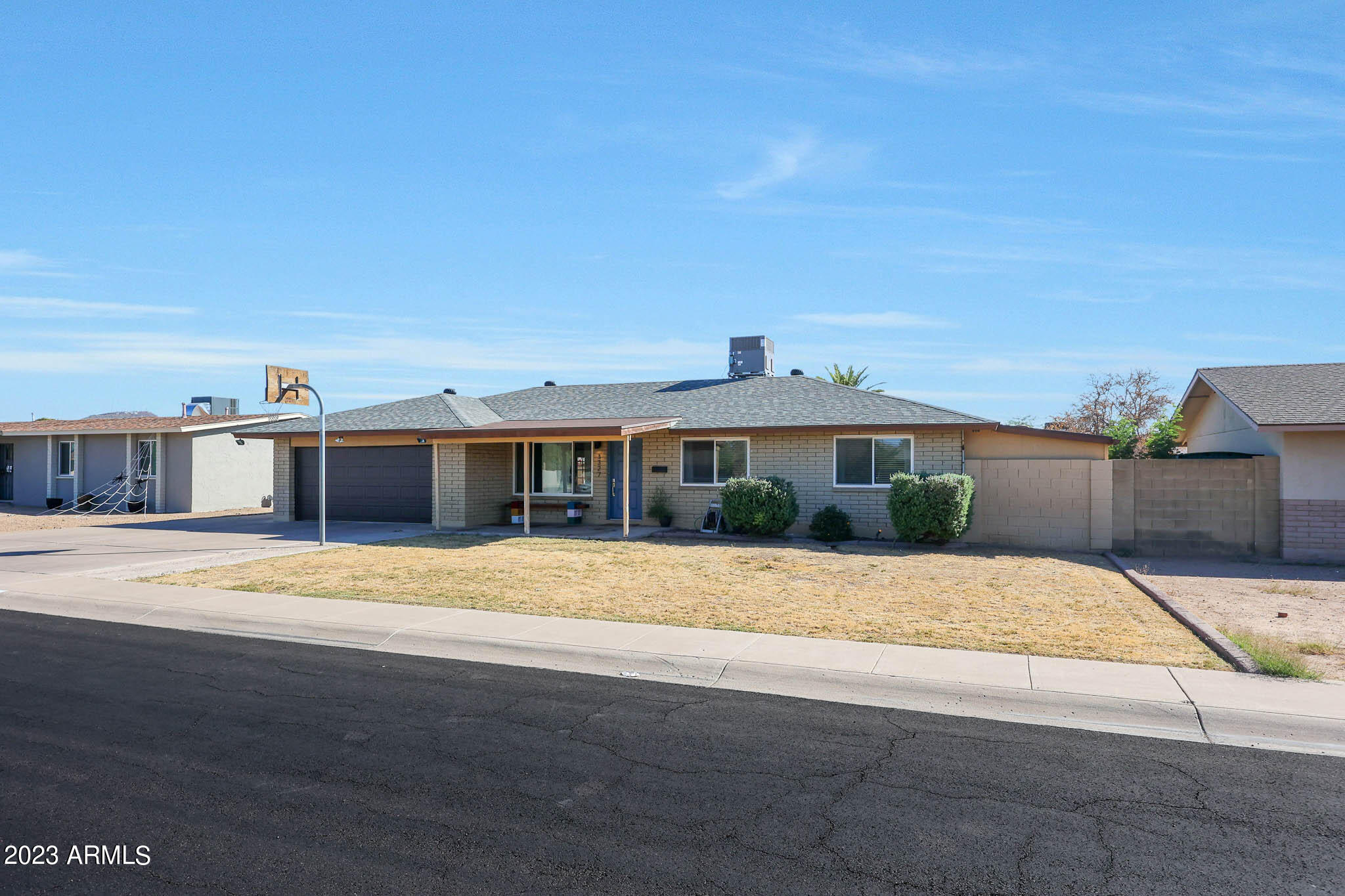 3327 W WILLOW Avenue