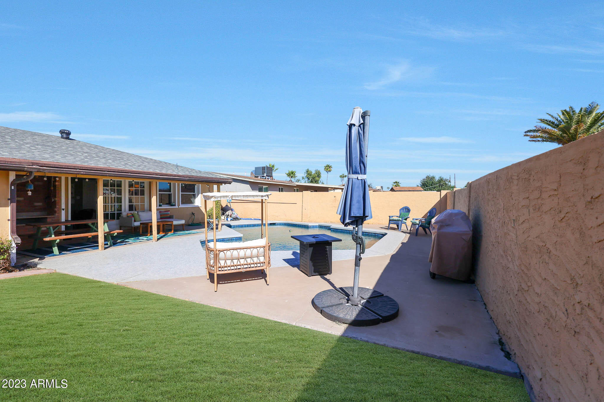 3327 W WILLOW Avenue