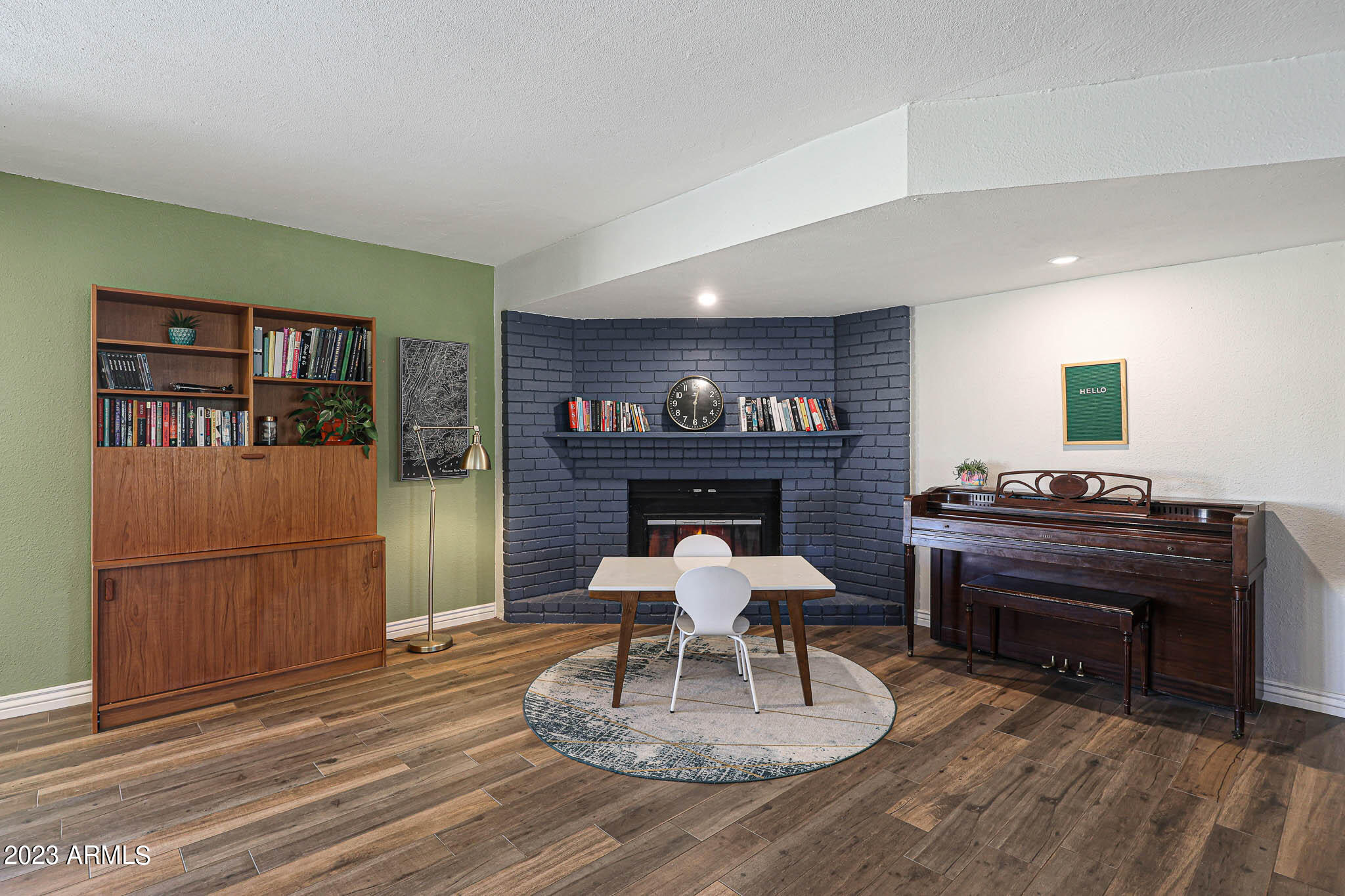 3327 W WILLOW Avenue