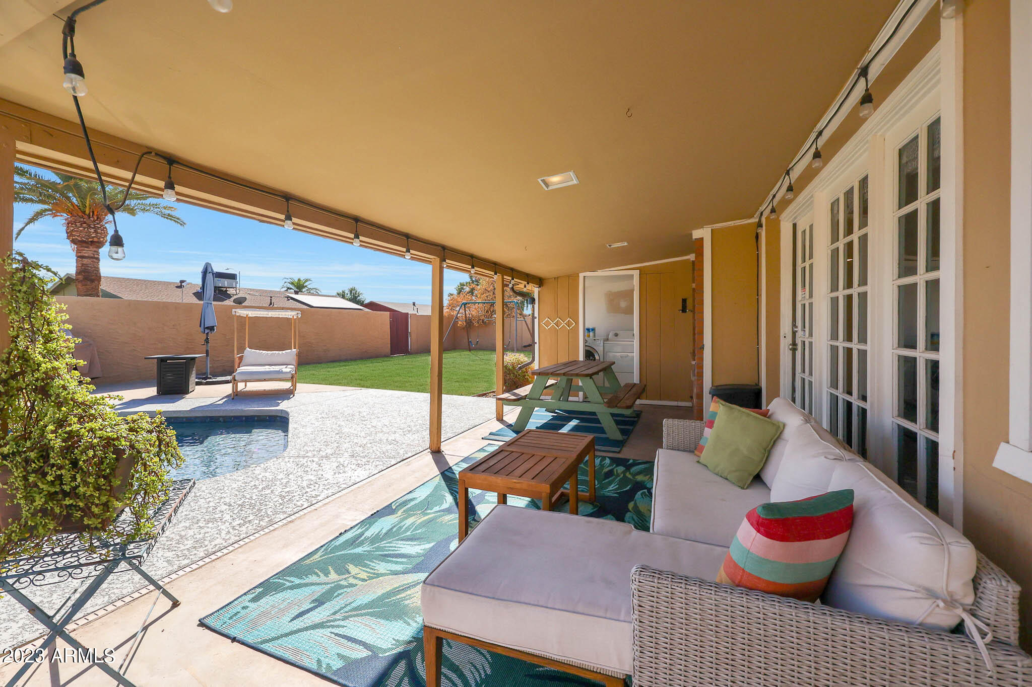 3327 W WILLOW Avenue