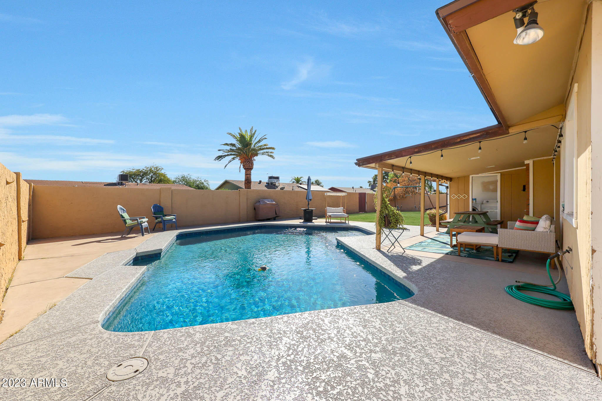 3327 W WILLOW Avenue