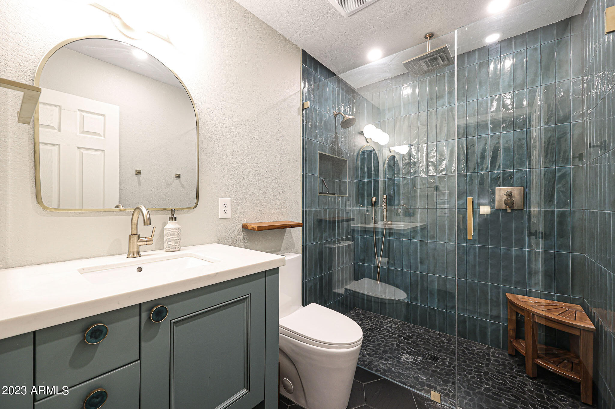 3327 W WILLOW Avenue