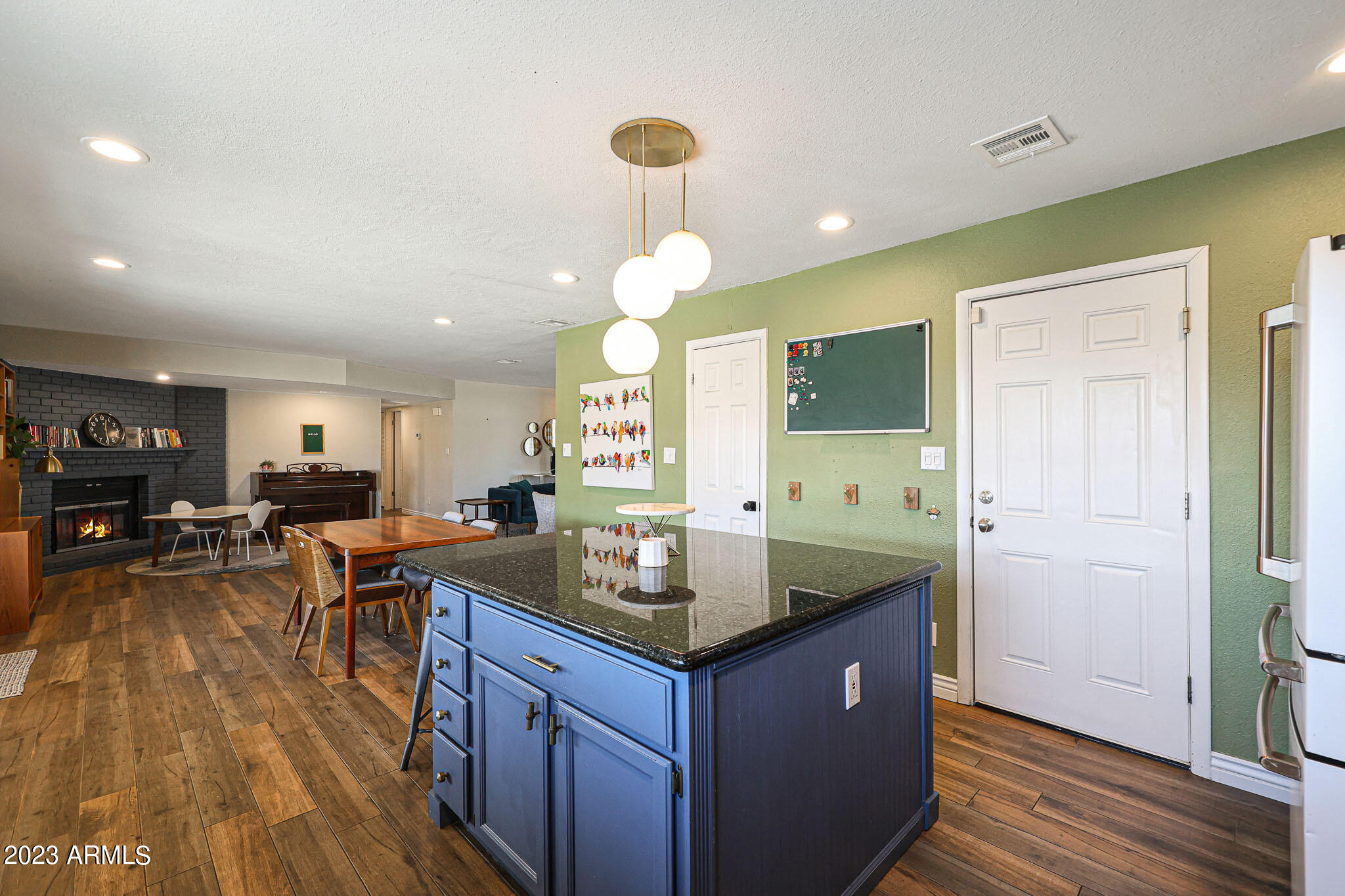 3327 W WILLOW Avenue