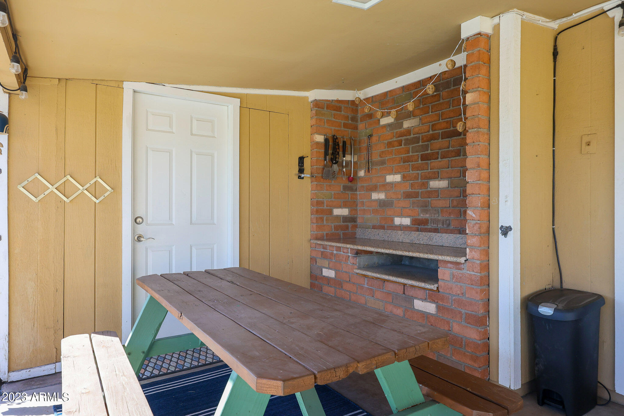 3327 W WILLOW Avenue