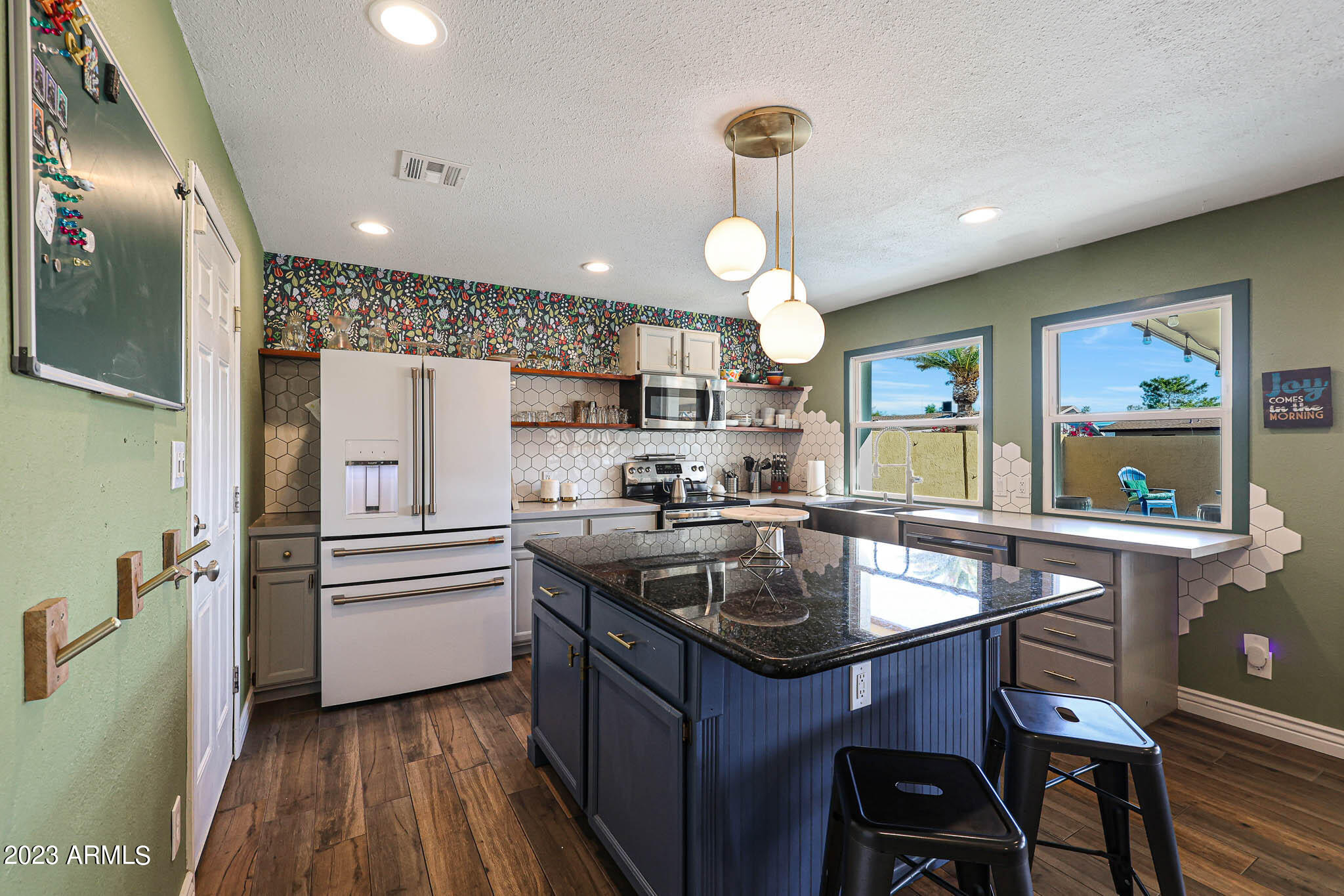 3327 W WILLOW Avenue