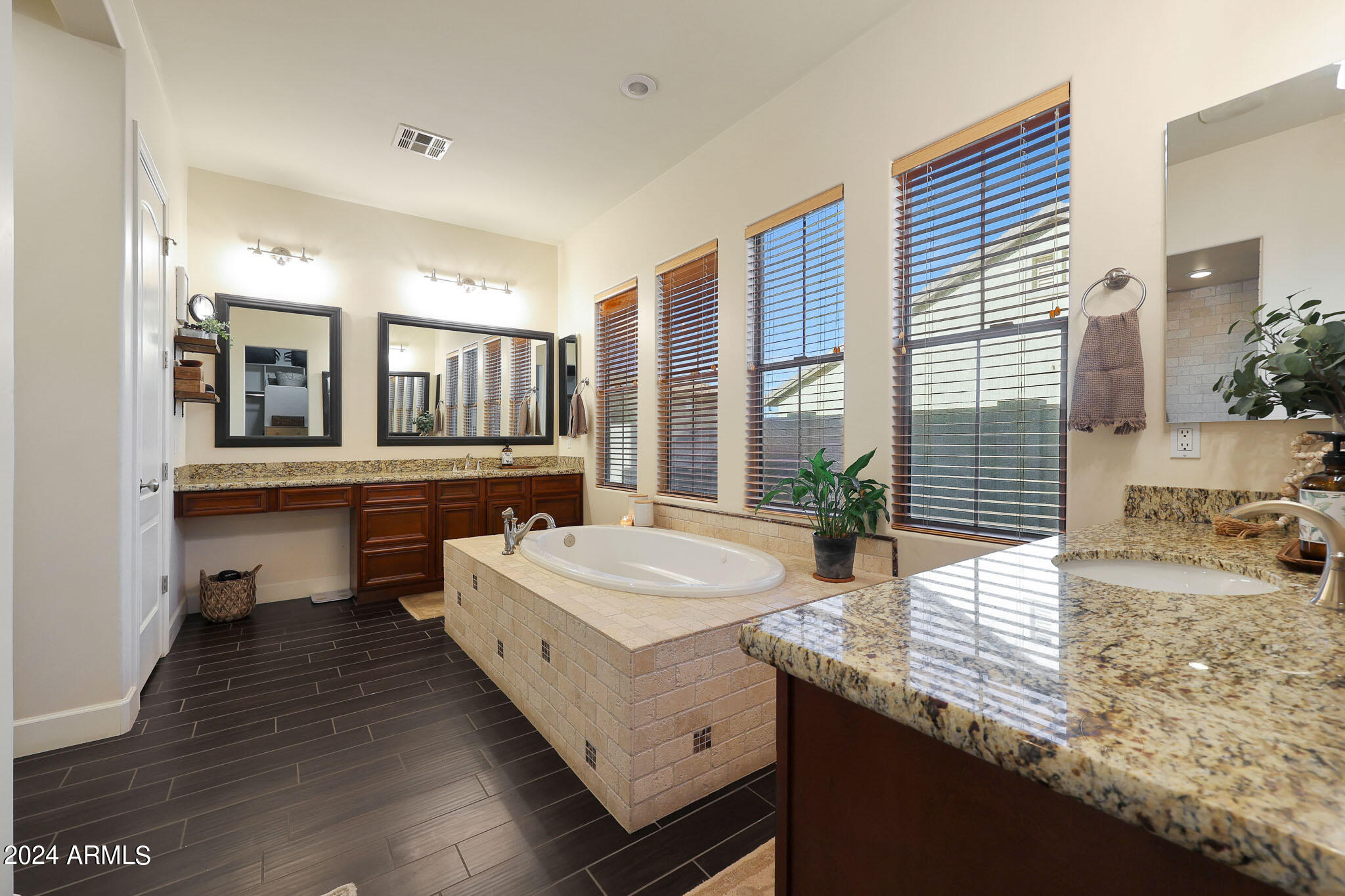 6746 W ROBERTA Lane