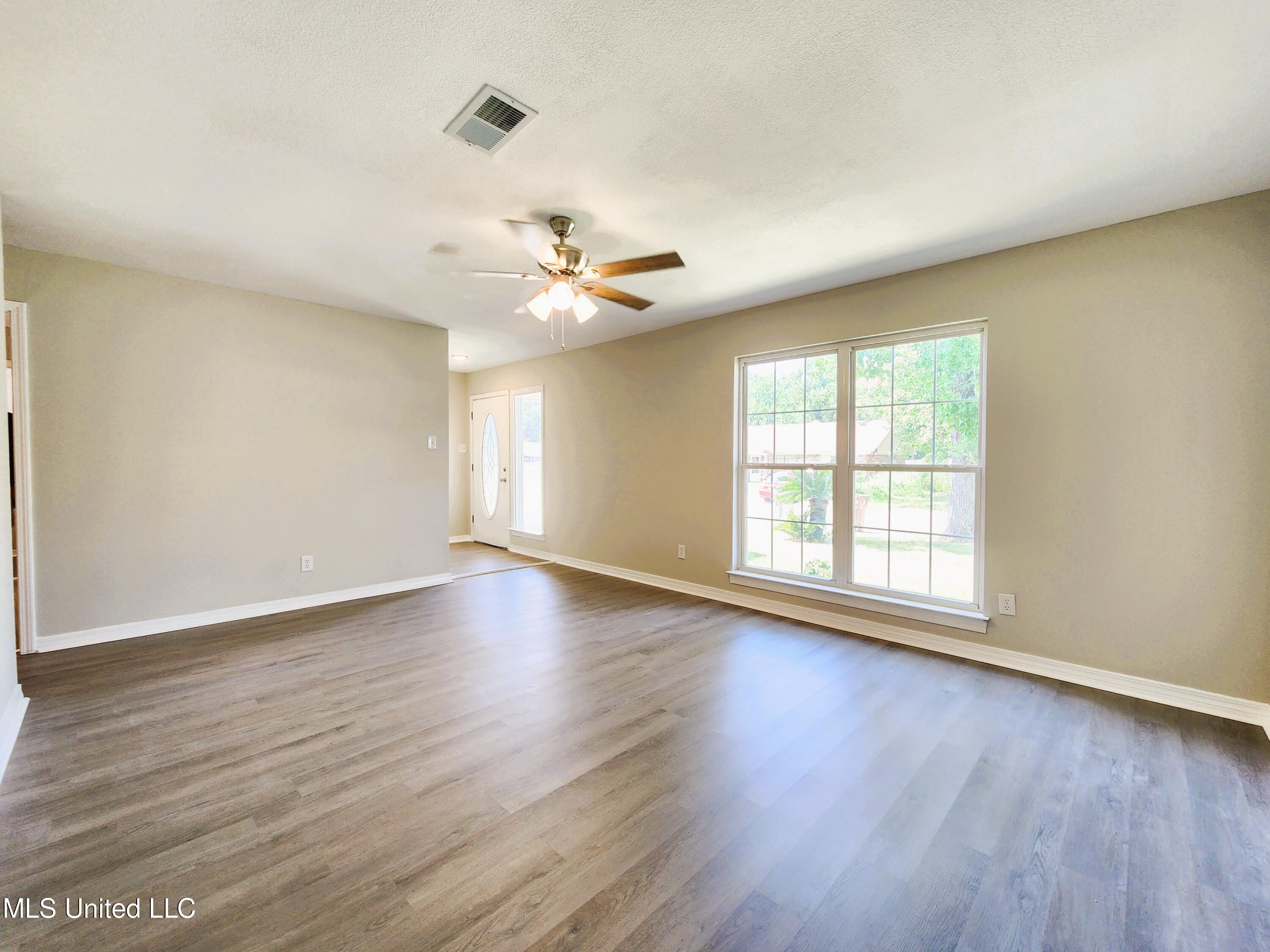 326 Dianne Drive, D'Iberville