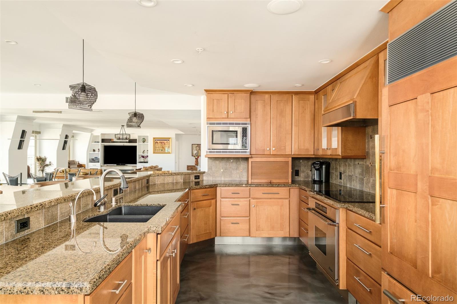 975 N Lincoln Street Unit: 14D