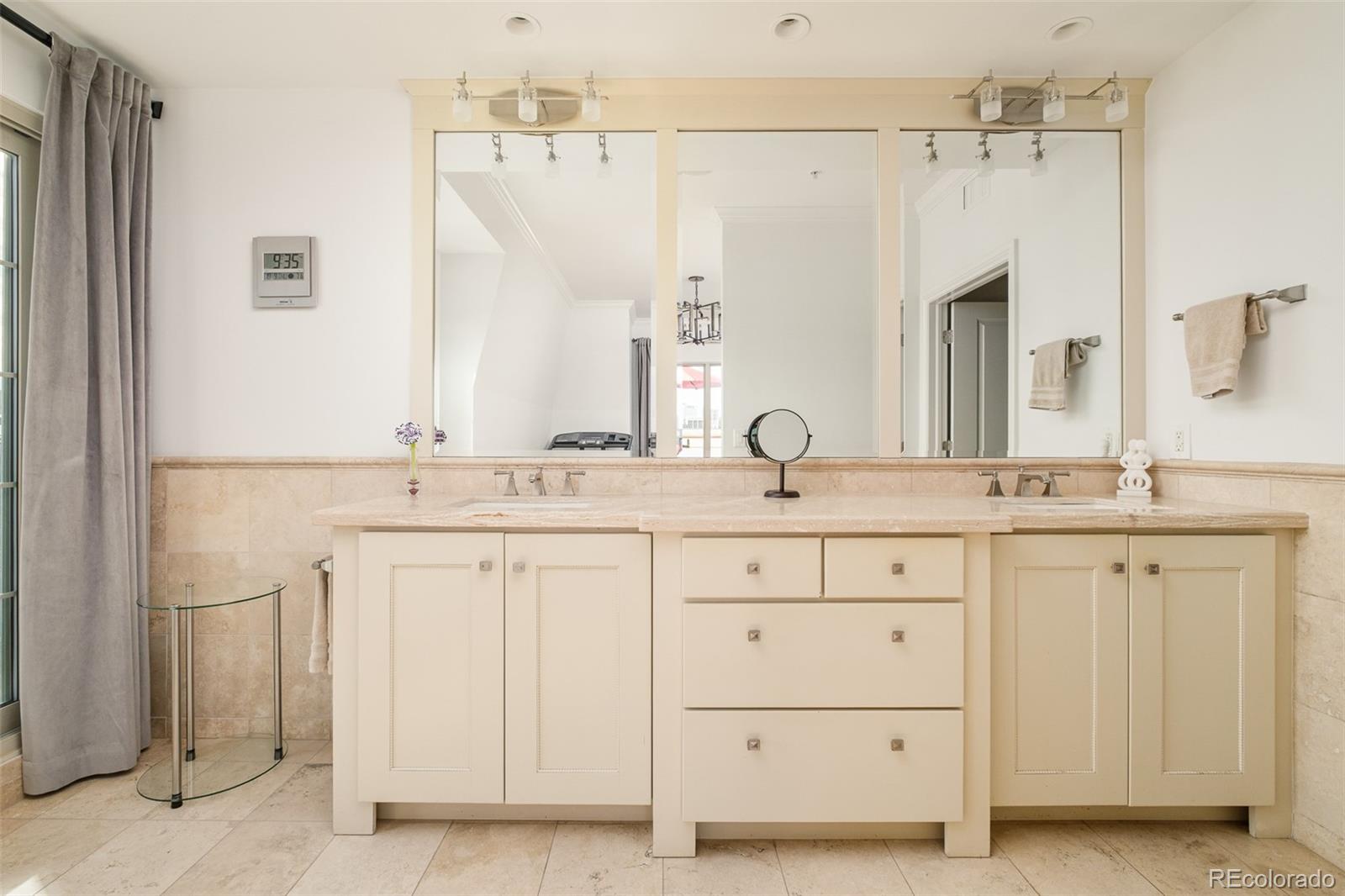 975 N Lincoln Street Unit: 14D