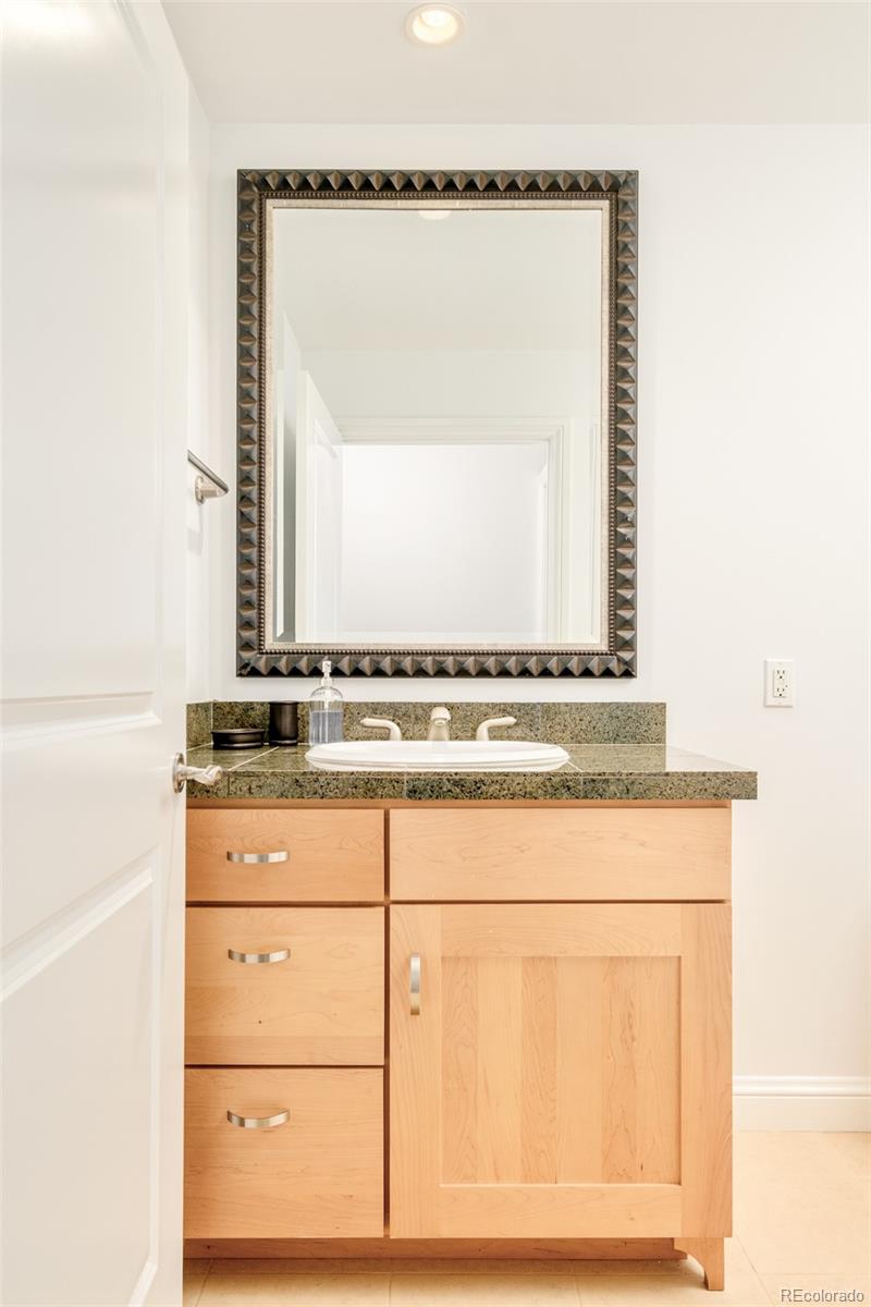 975 N Lincoln Street Unit: 14D