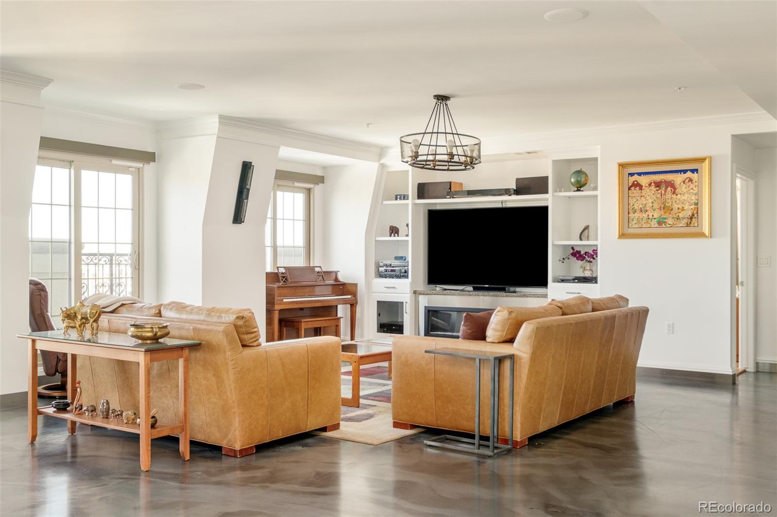 975 N Lincoln Street Unit: 14D