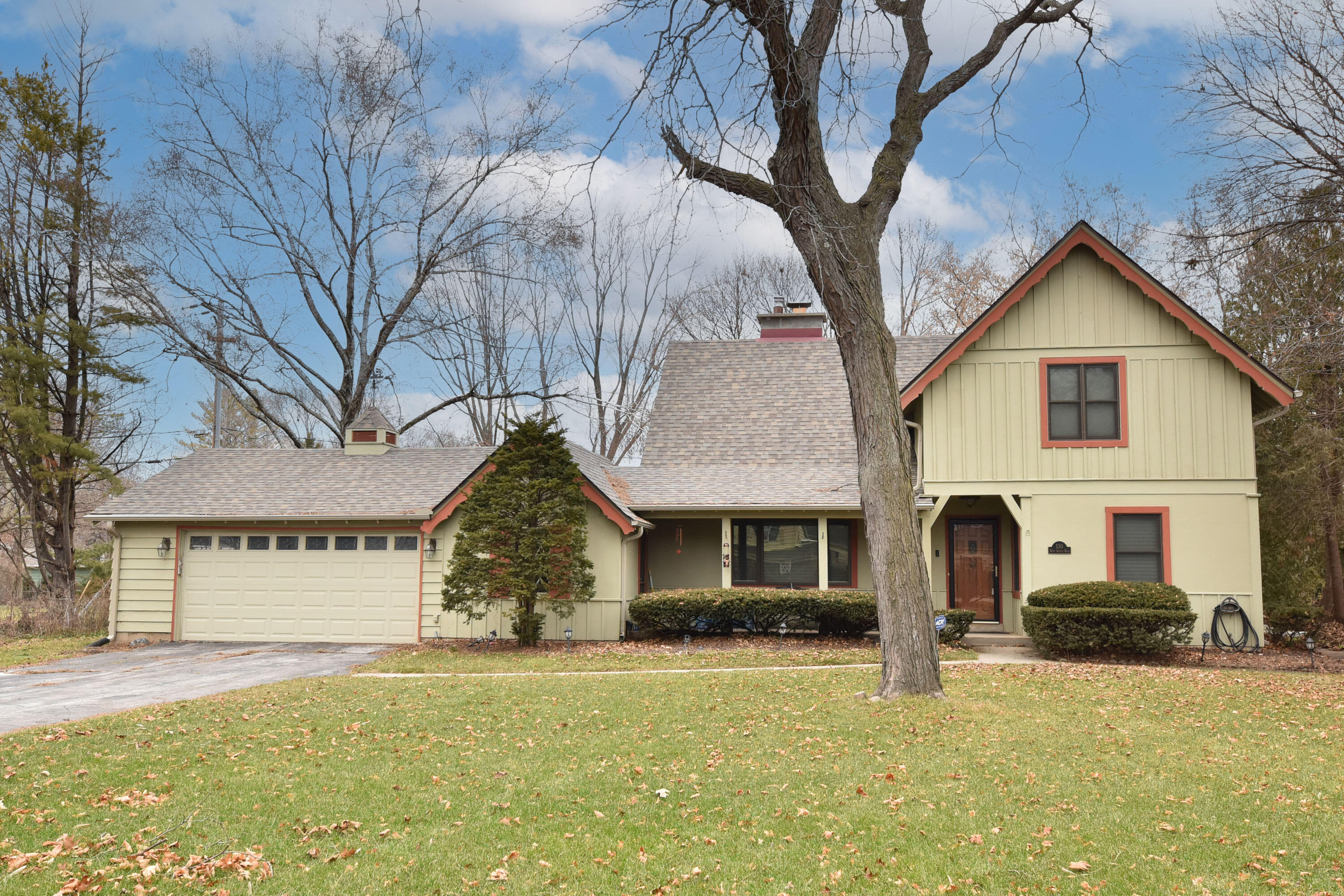 530 W Acacia Rd