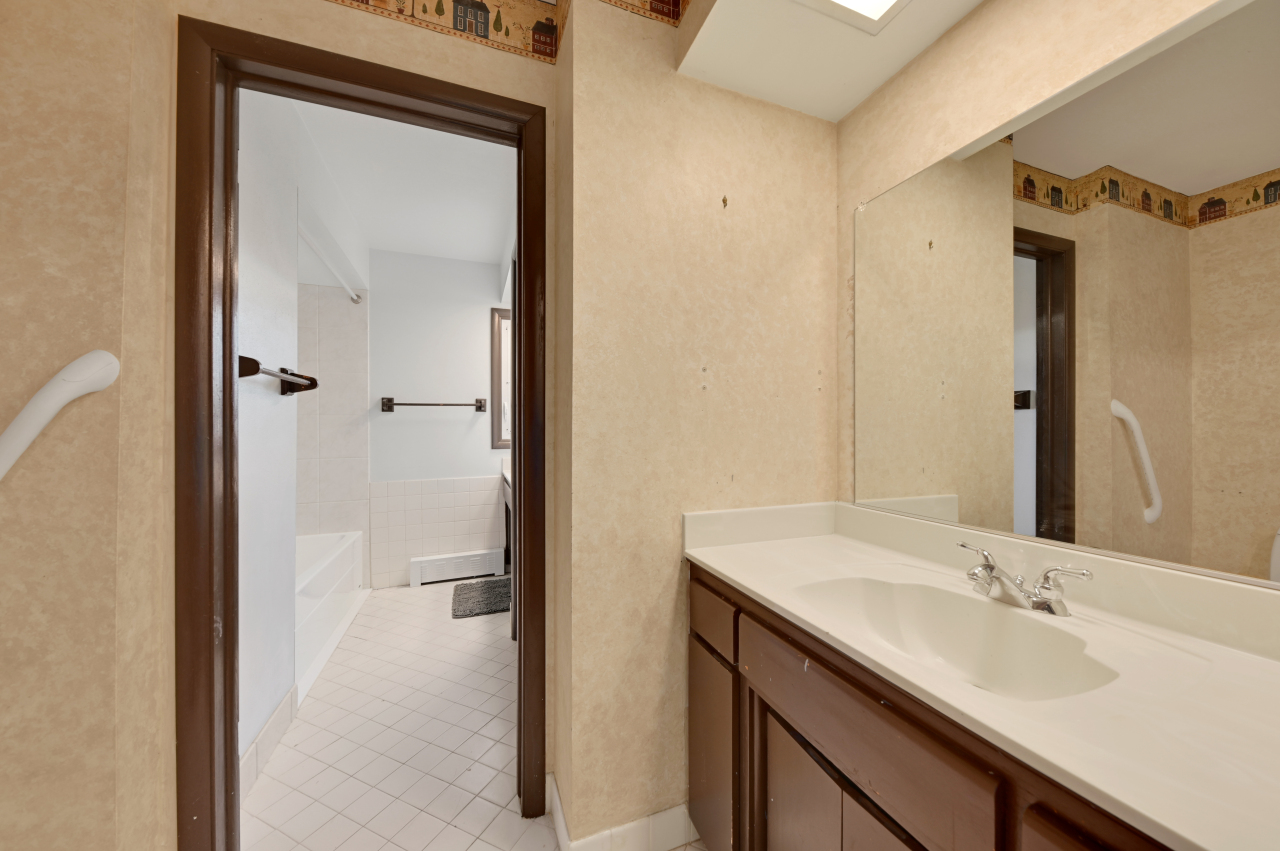 5406 W Portage Ave