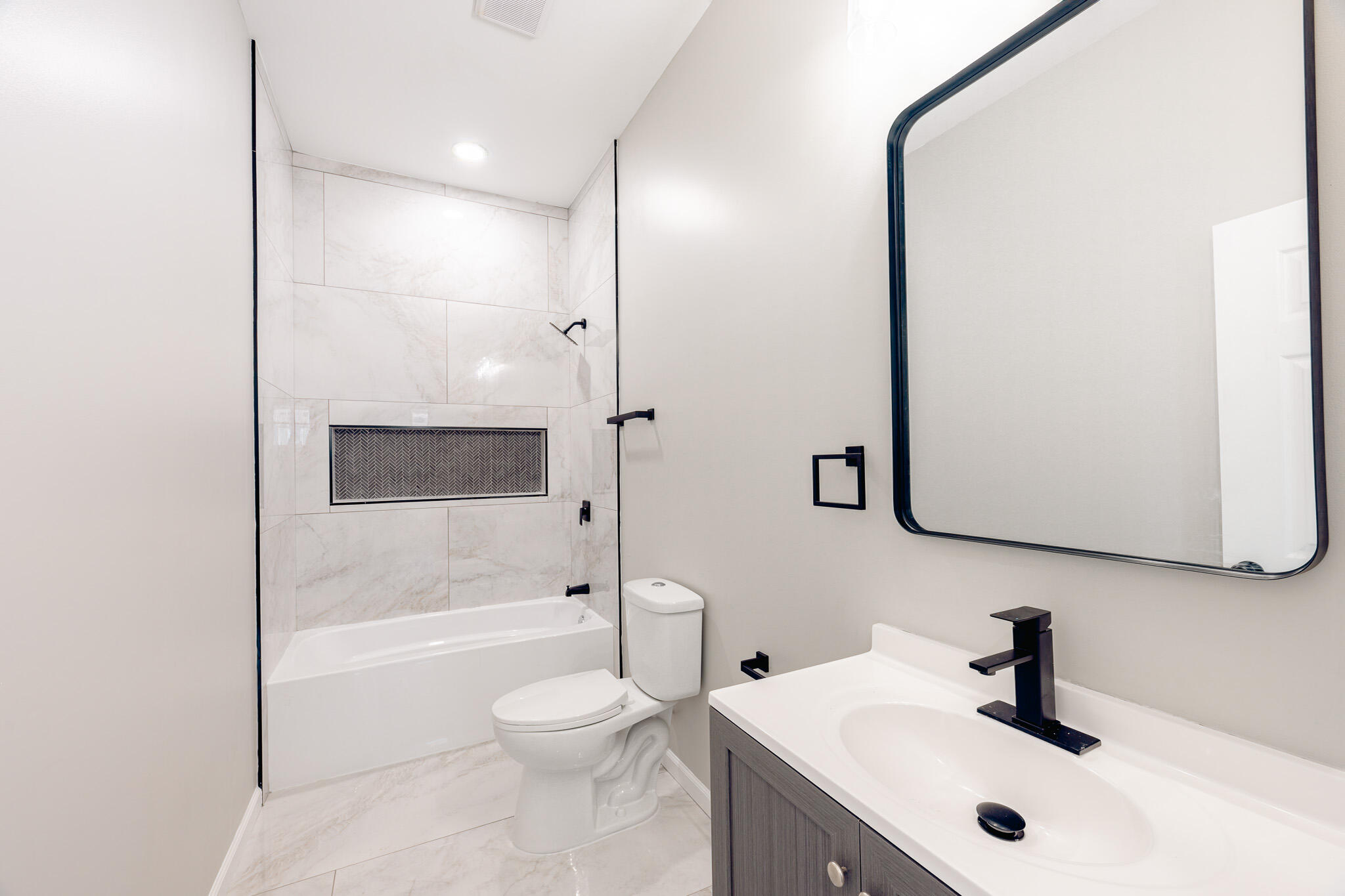 3513 W Lloyd St Unit: 3515