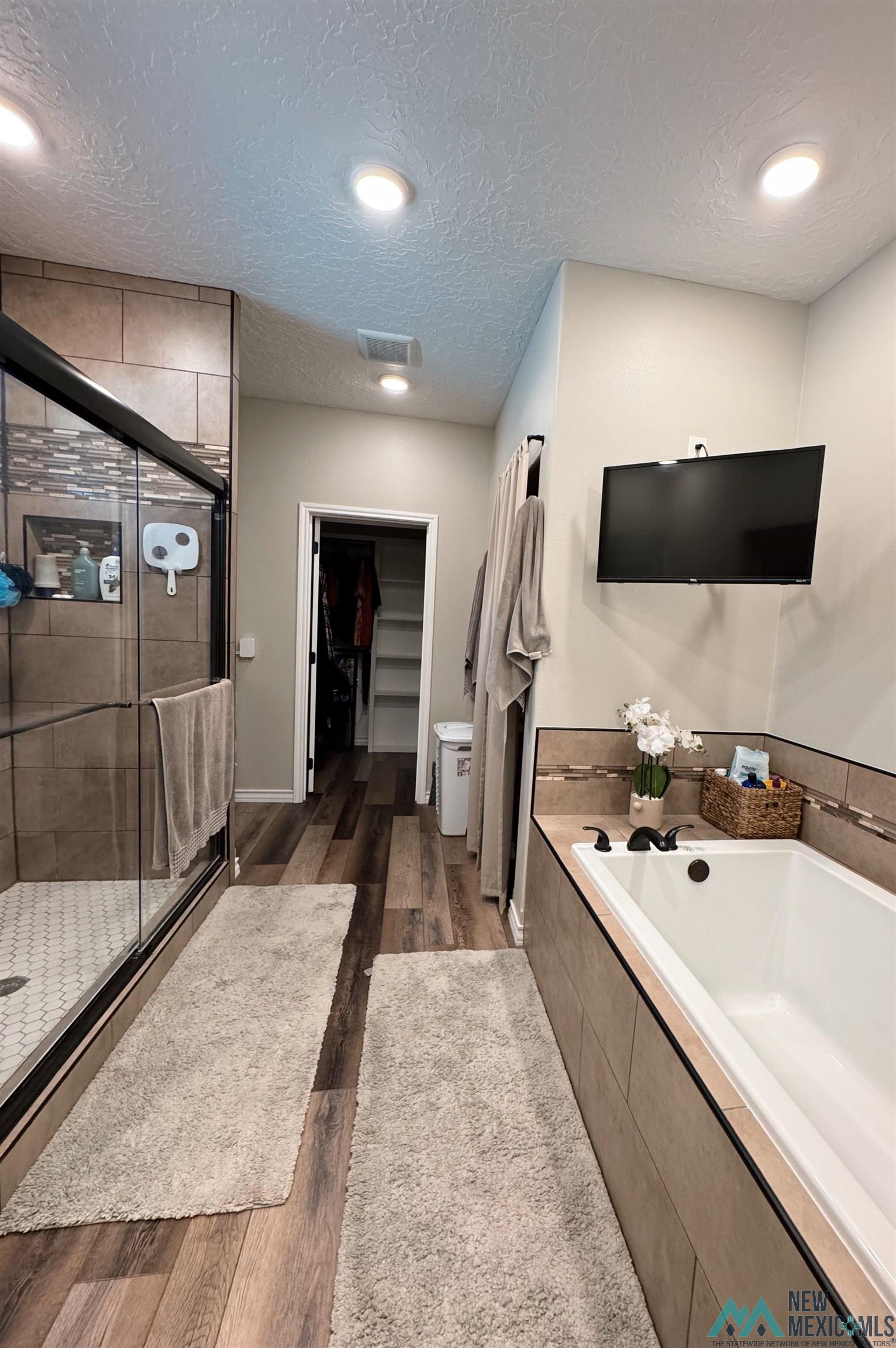 1220 Oakwood Circle