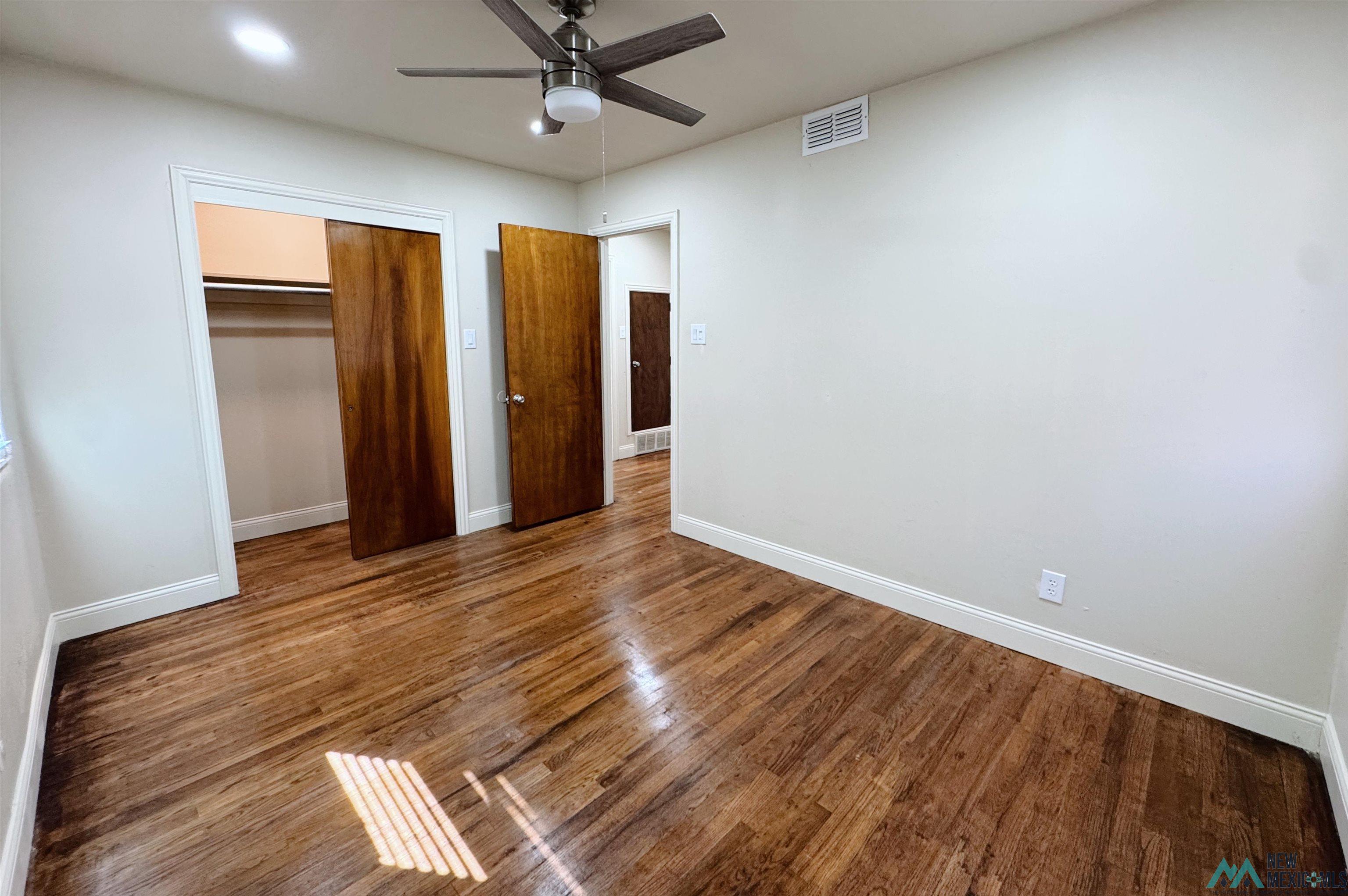 212 W Plains