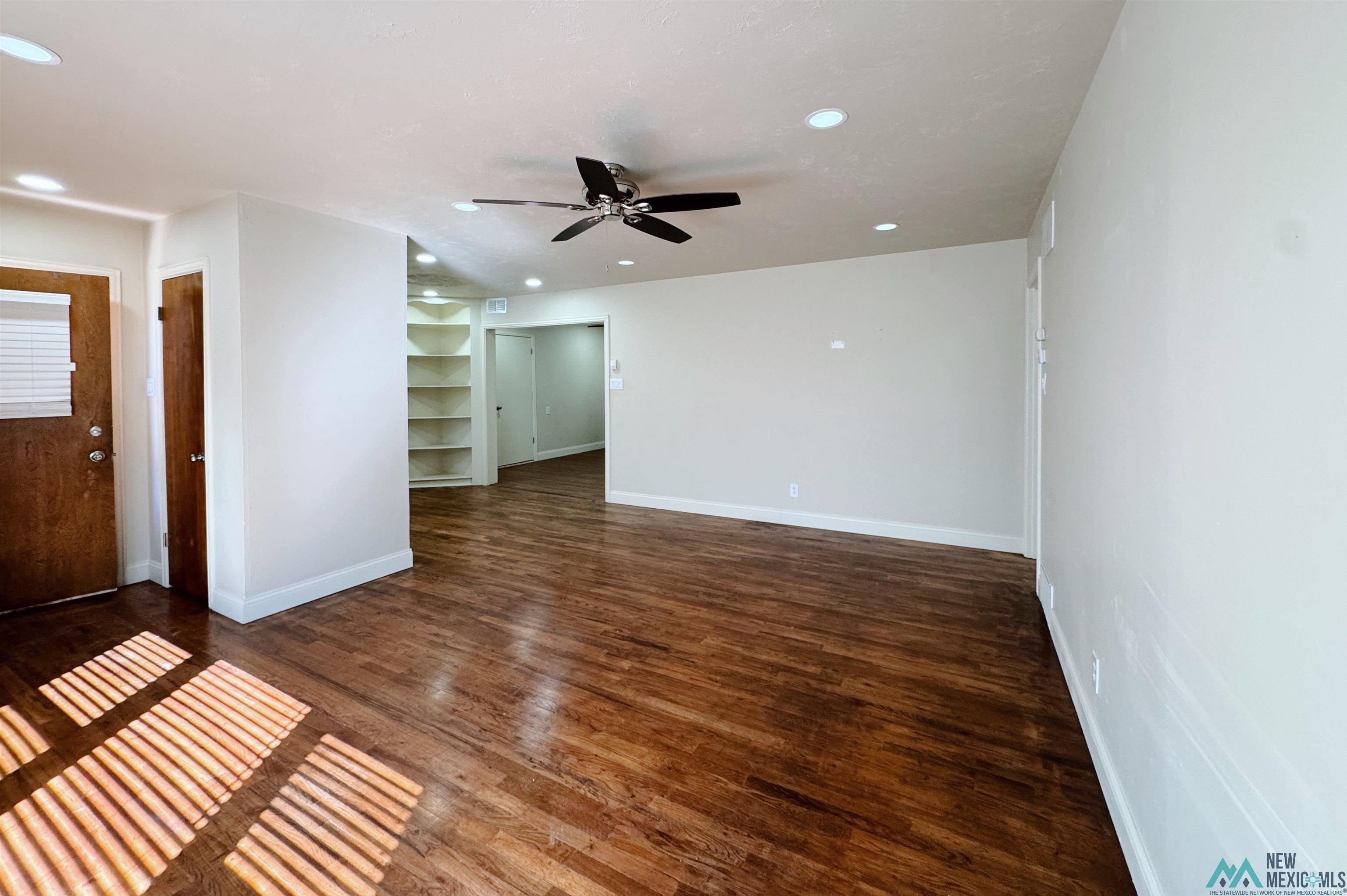 212 W Plains