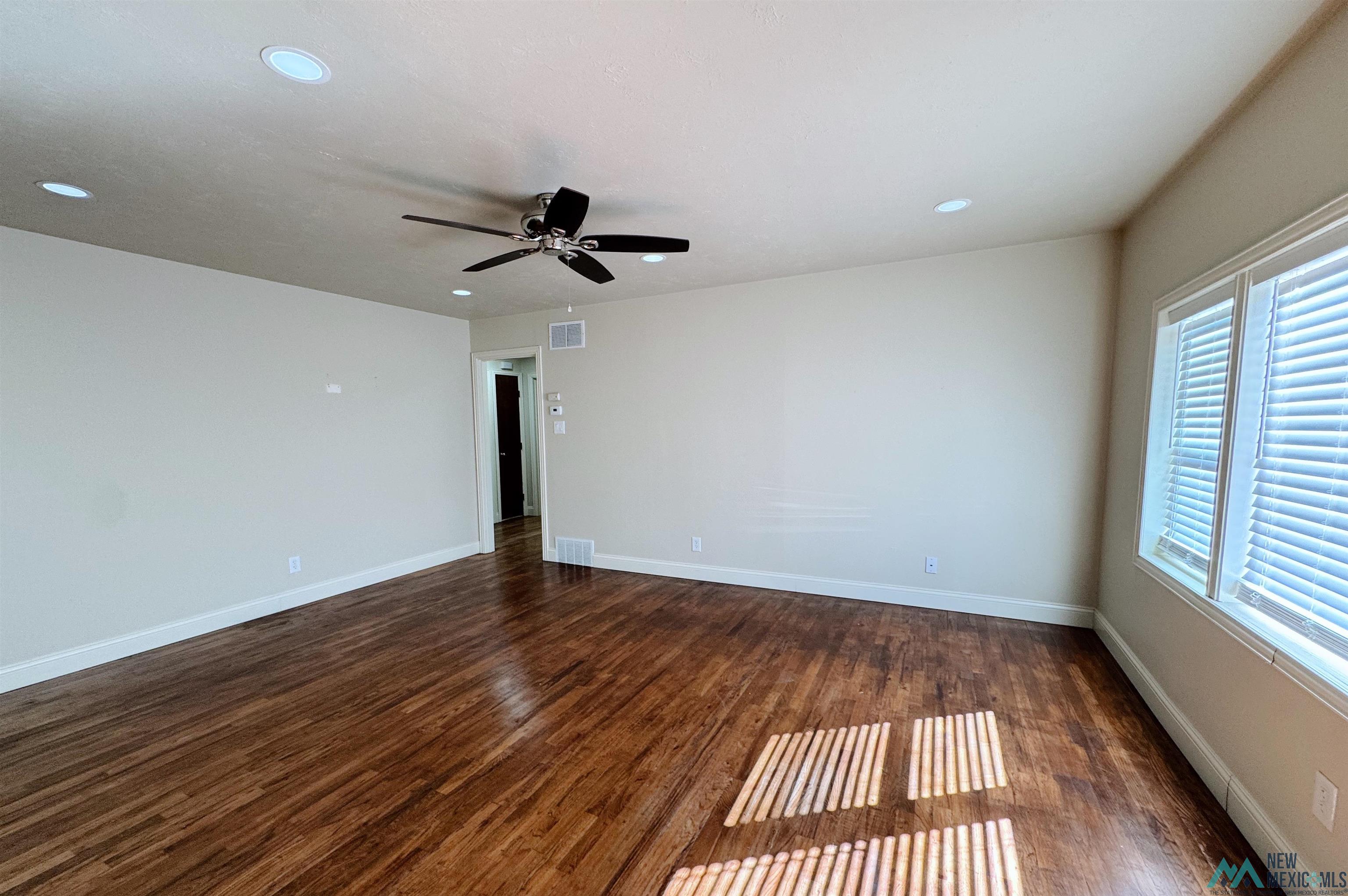 212 W Plains
