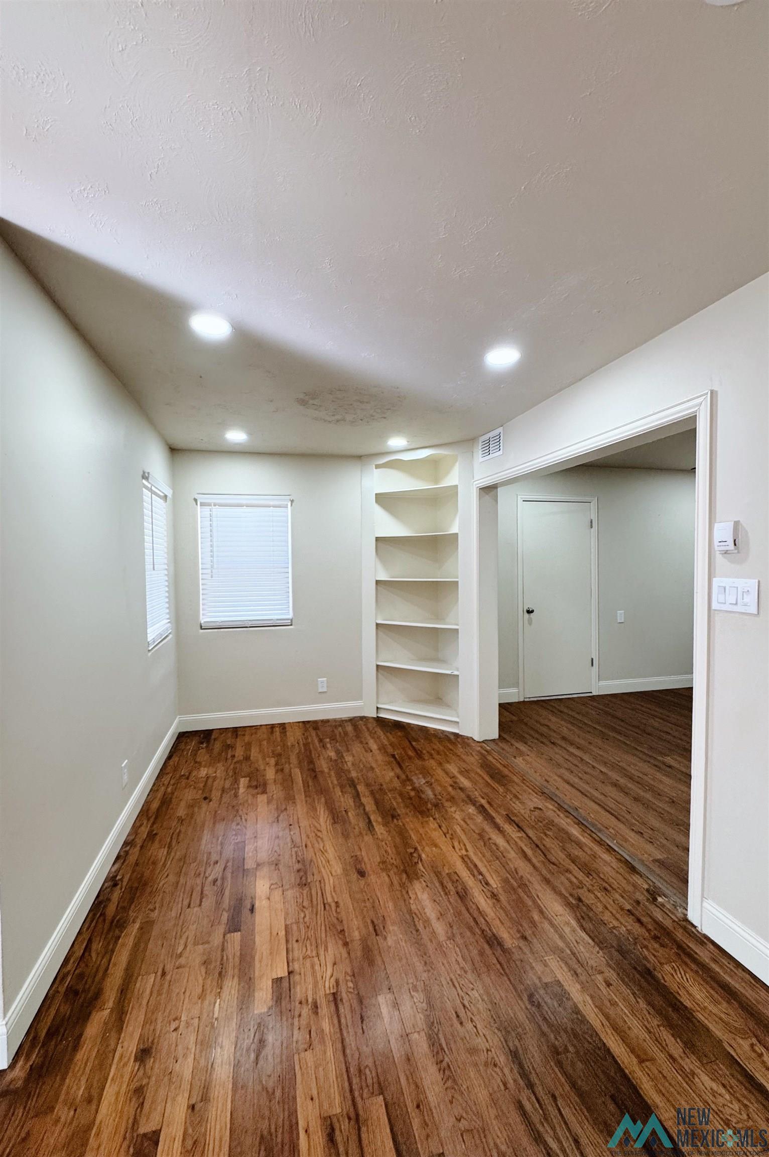212 W Plains