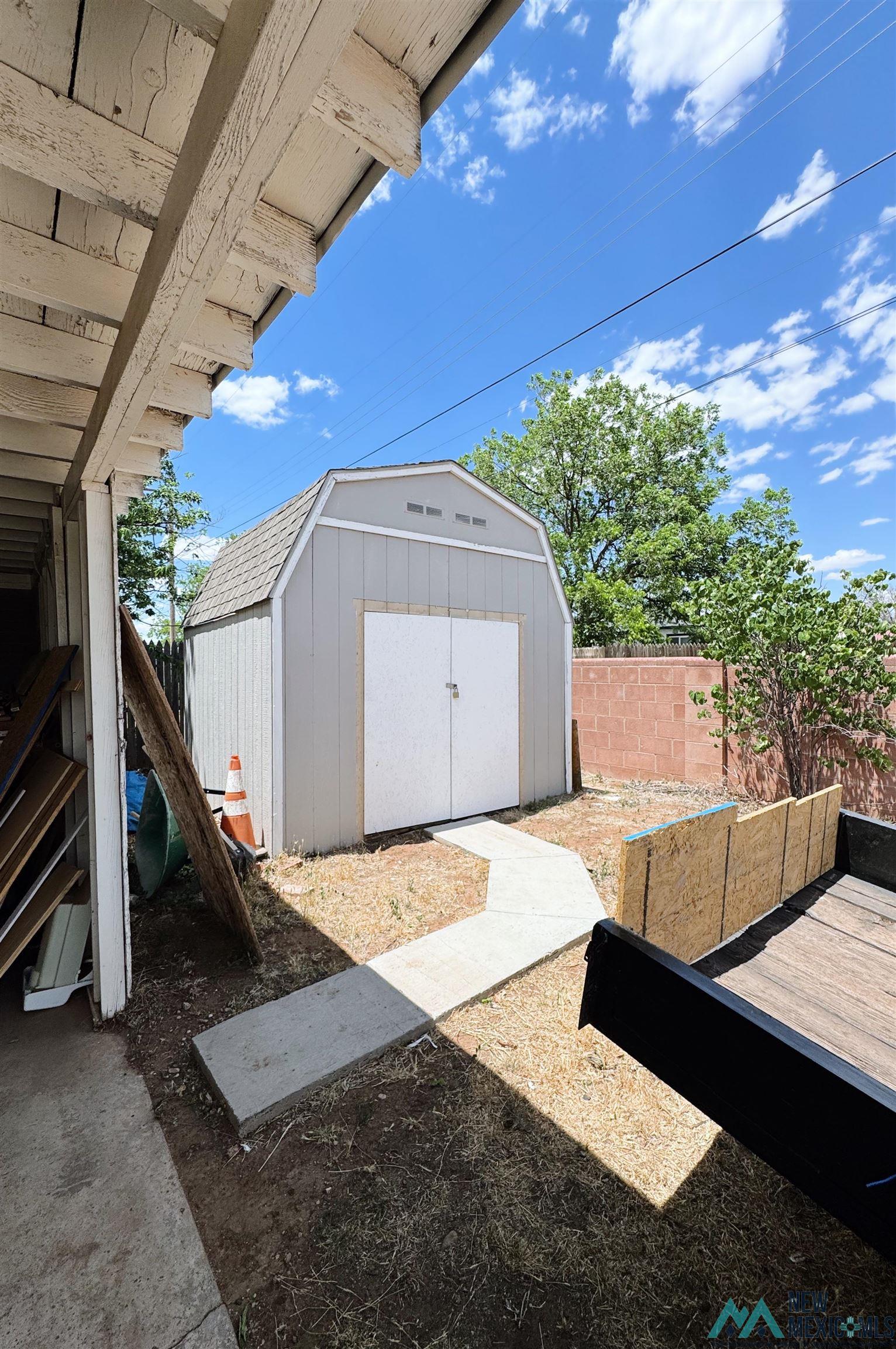 100 W Yucca Avenue