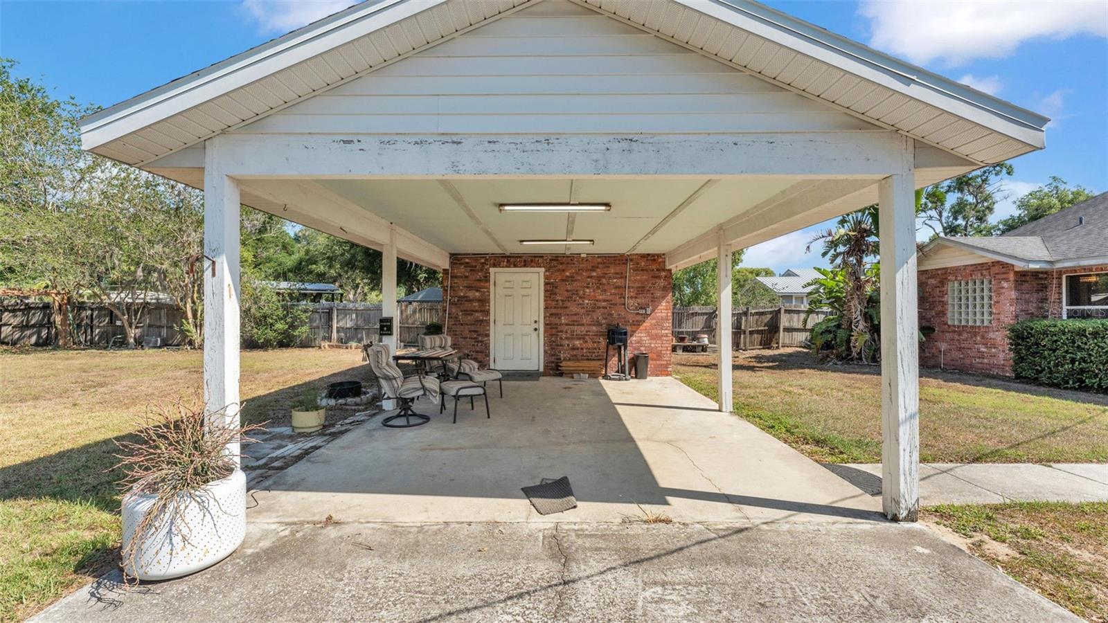 1055 SUNSET AVE