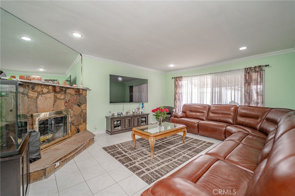 8906 Tweedy Lane