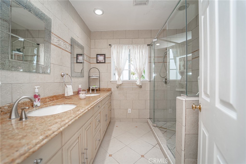 8906 Tweedy Lane