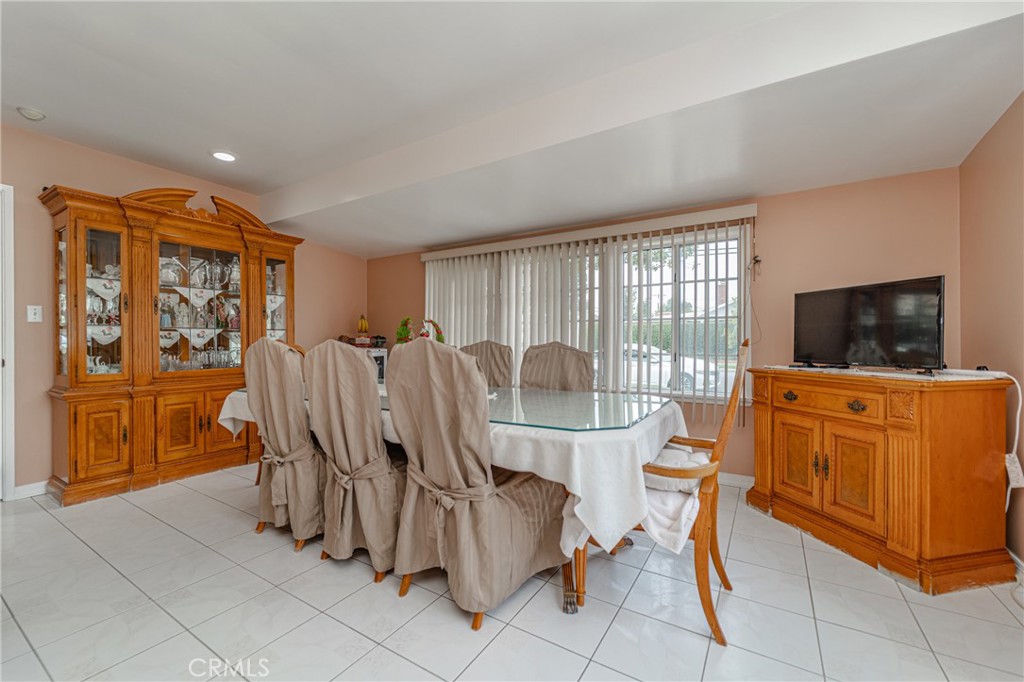 8906 Tweedy Lane