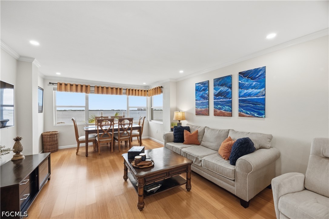1900 Clifford ST 301