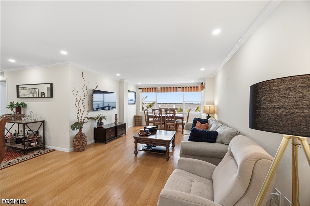 1900 Clifford ST 301