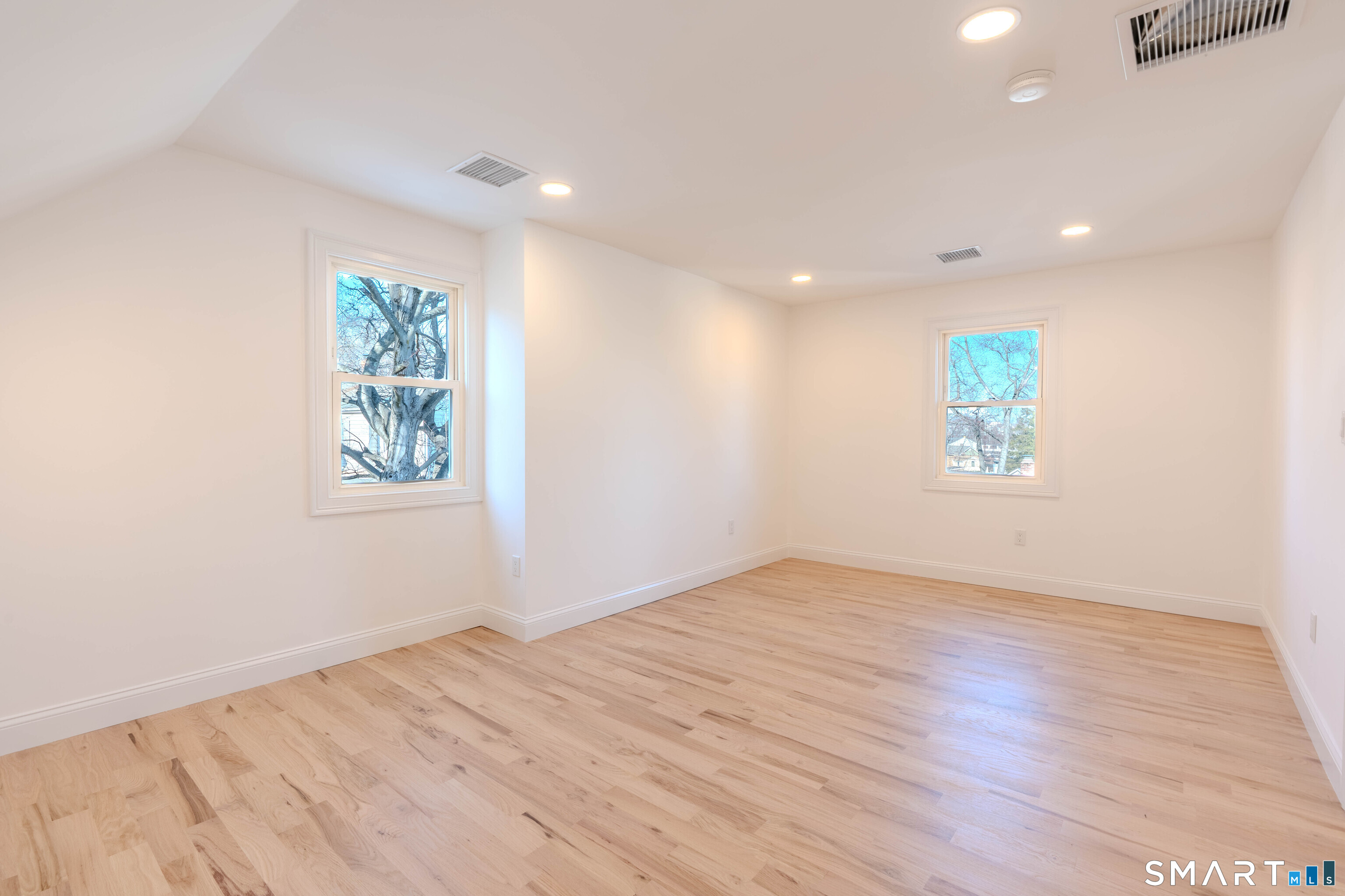 4 Robins Square East