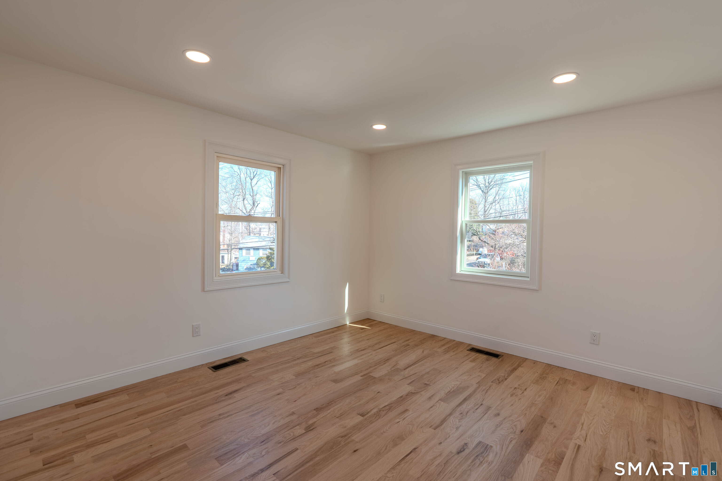 4 Robins Square East