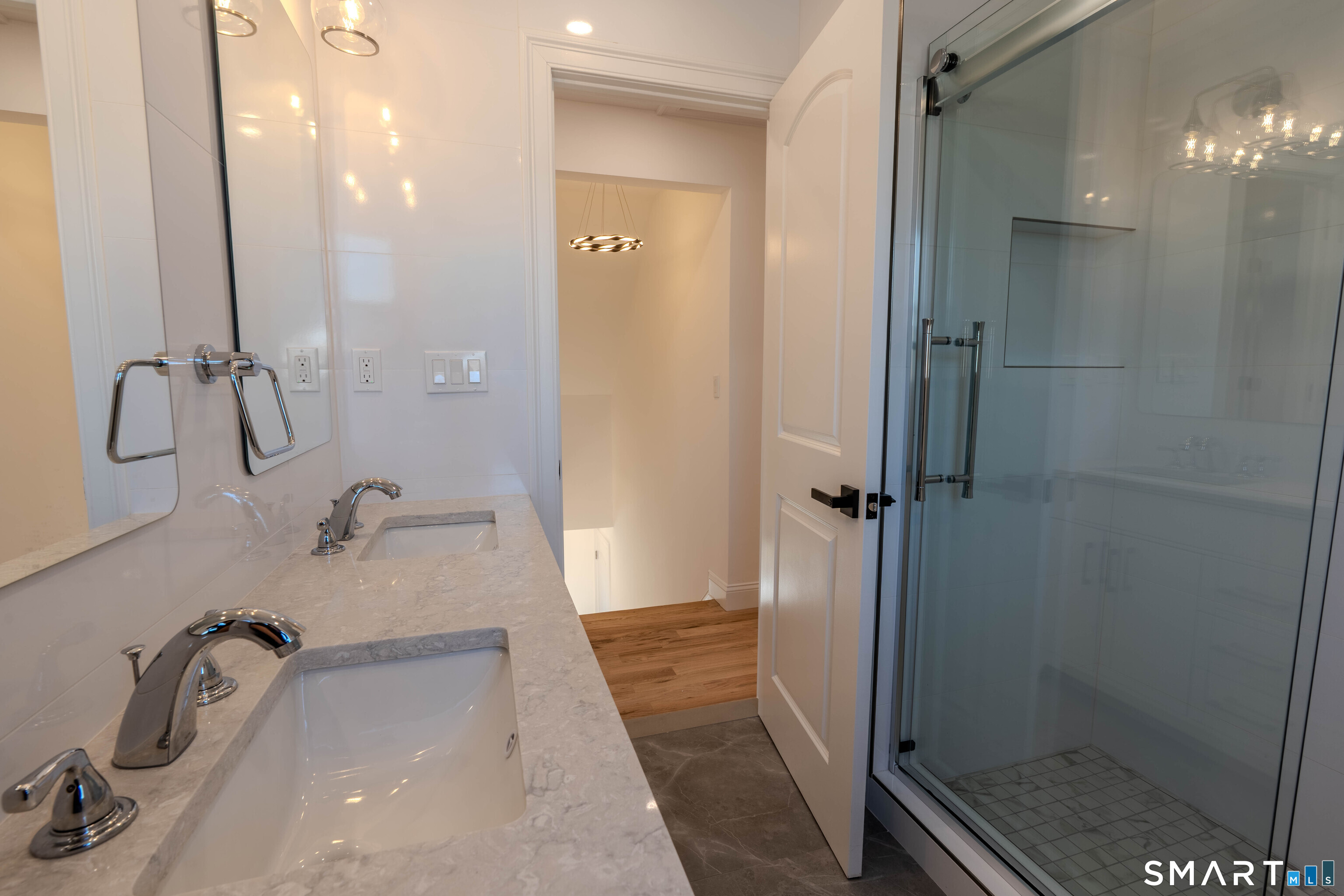 4 Robins Square East