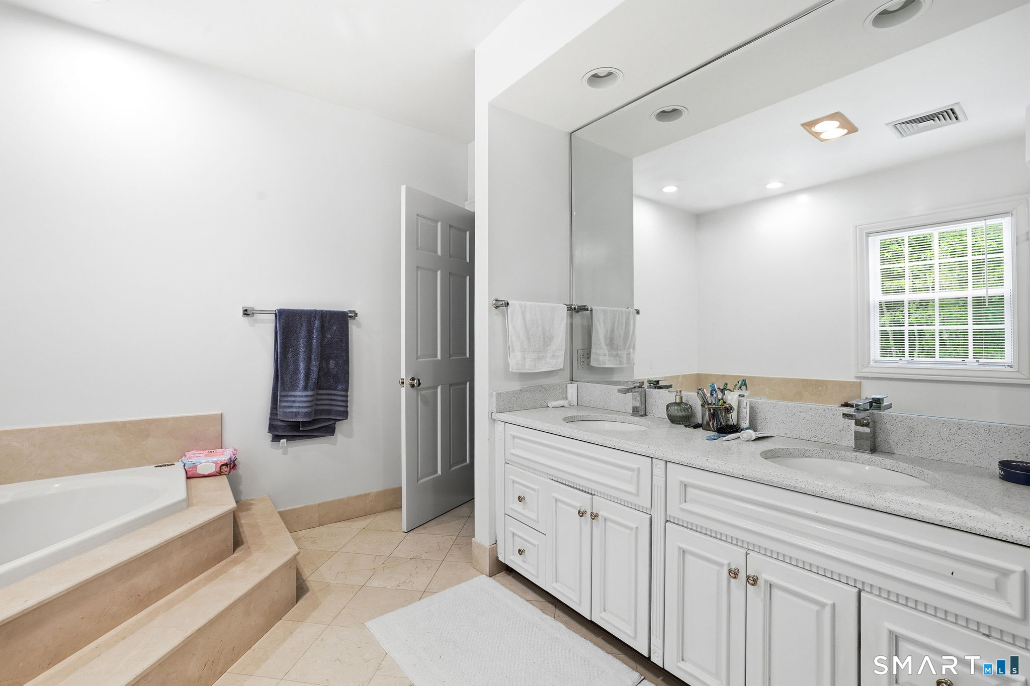 18 West Haviland Lane