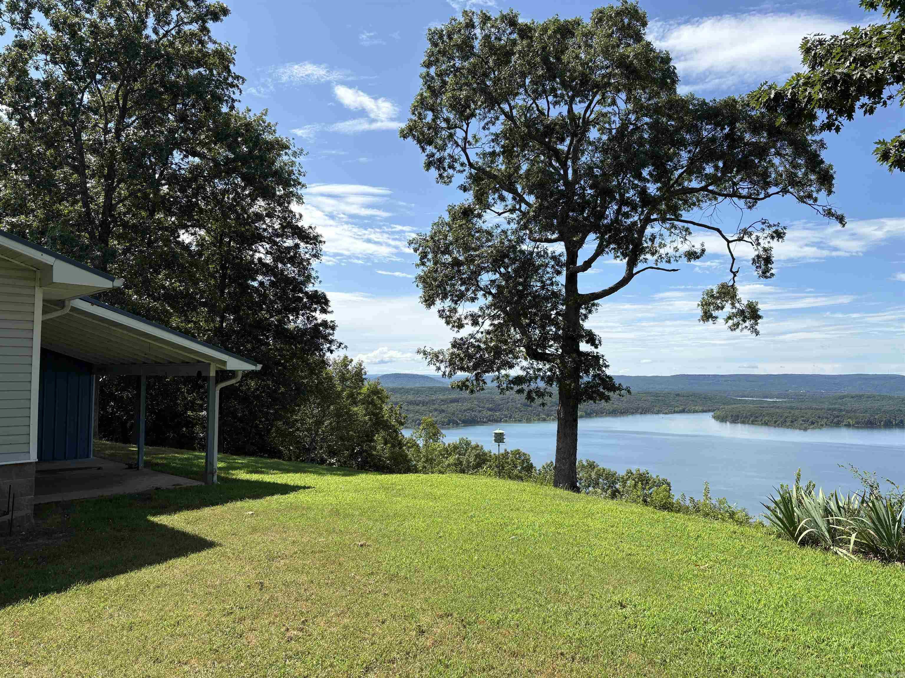 690 Cliffview