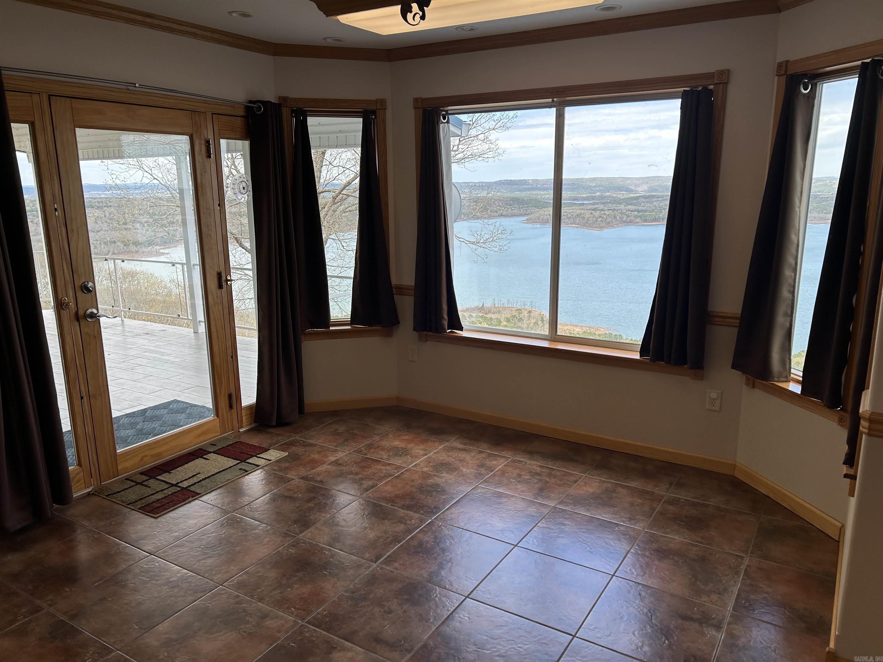 690 Cliffview