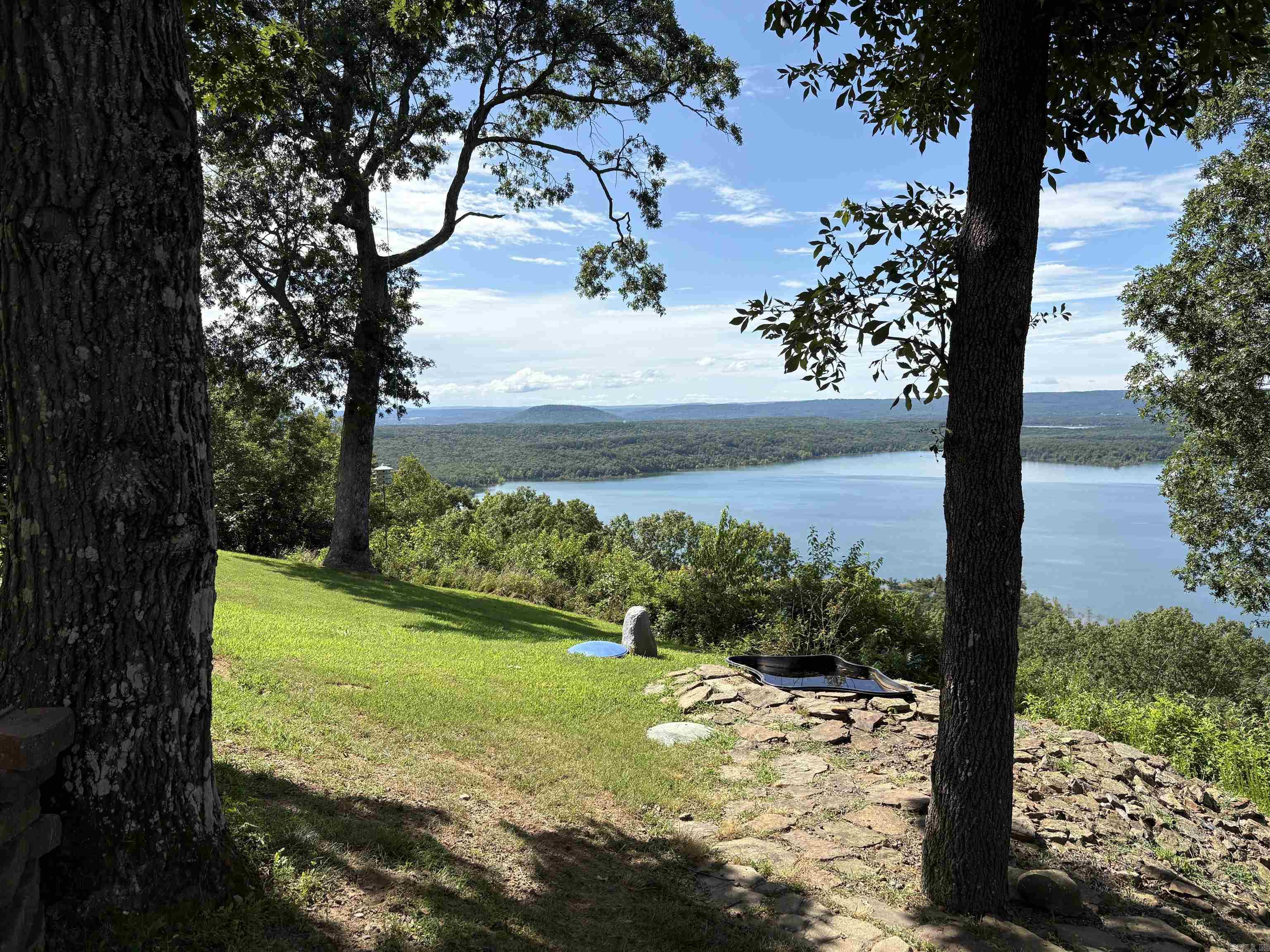 690 Cliffview