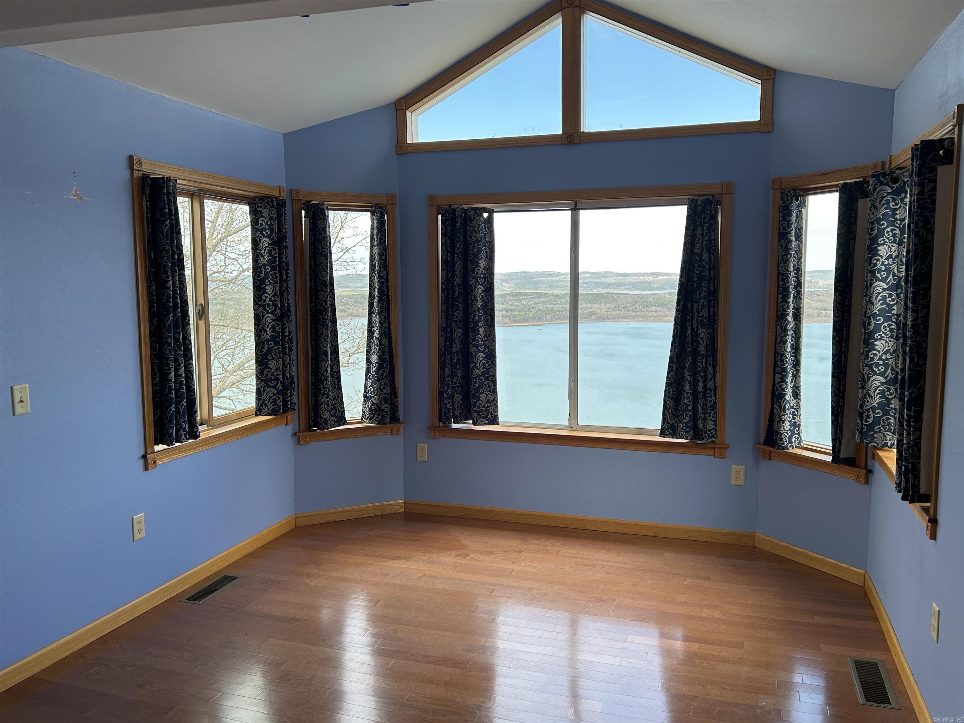 690 Cliffview